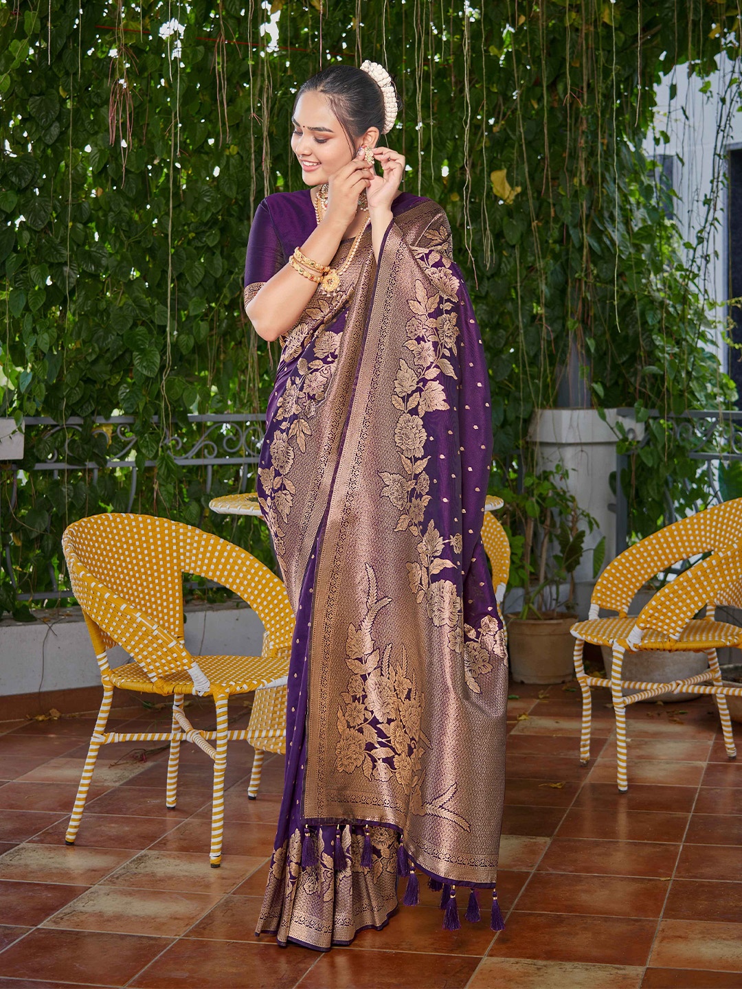 

MANOHARI Woven Design Zari Banarasi Saree, Purple