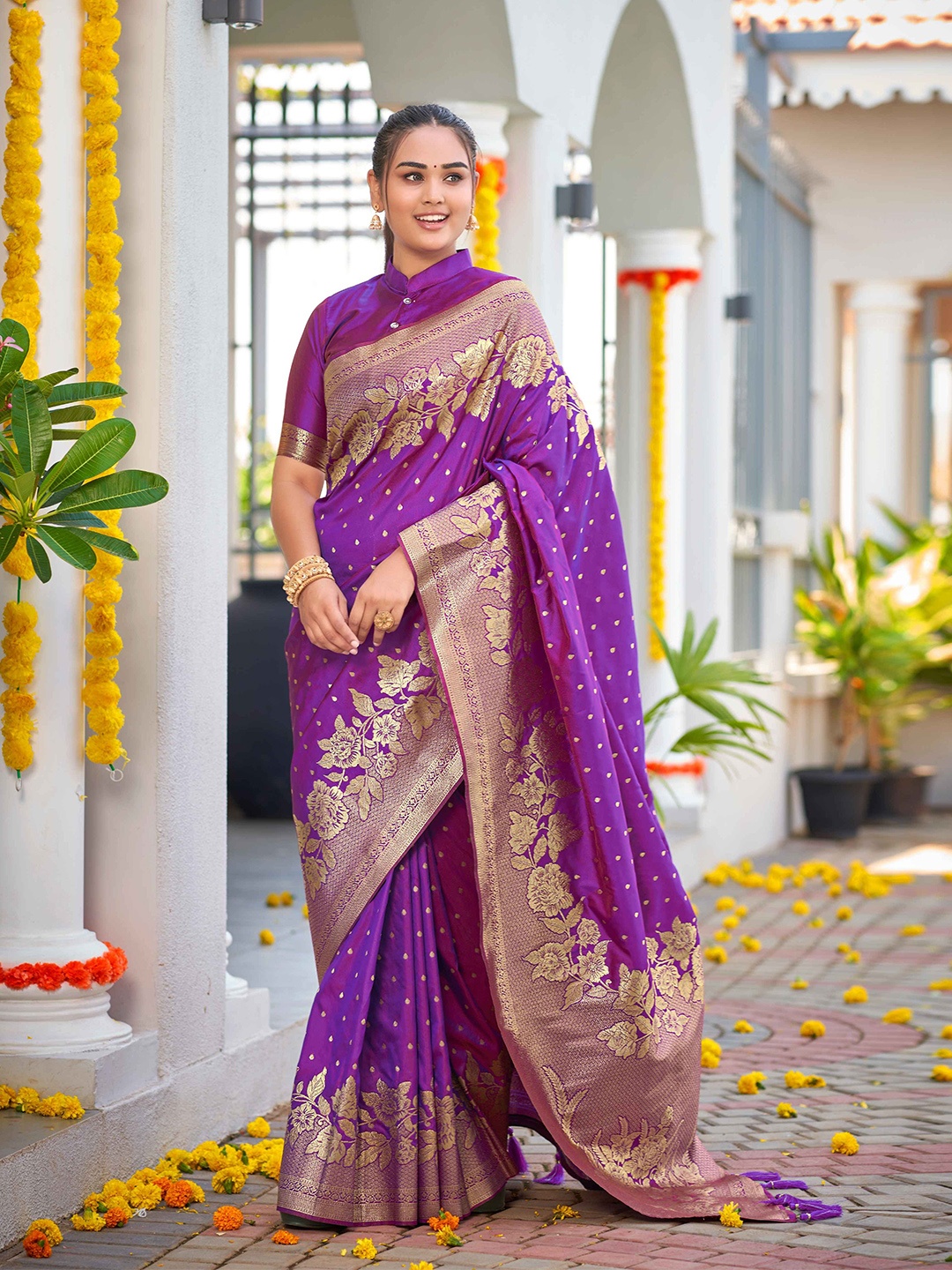 

MANOHARI Ethnic Motifs Zari Banarasi Saree, Purple