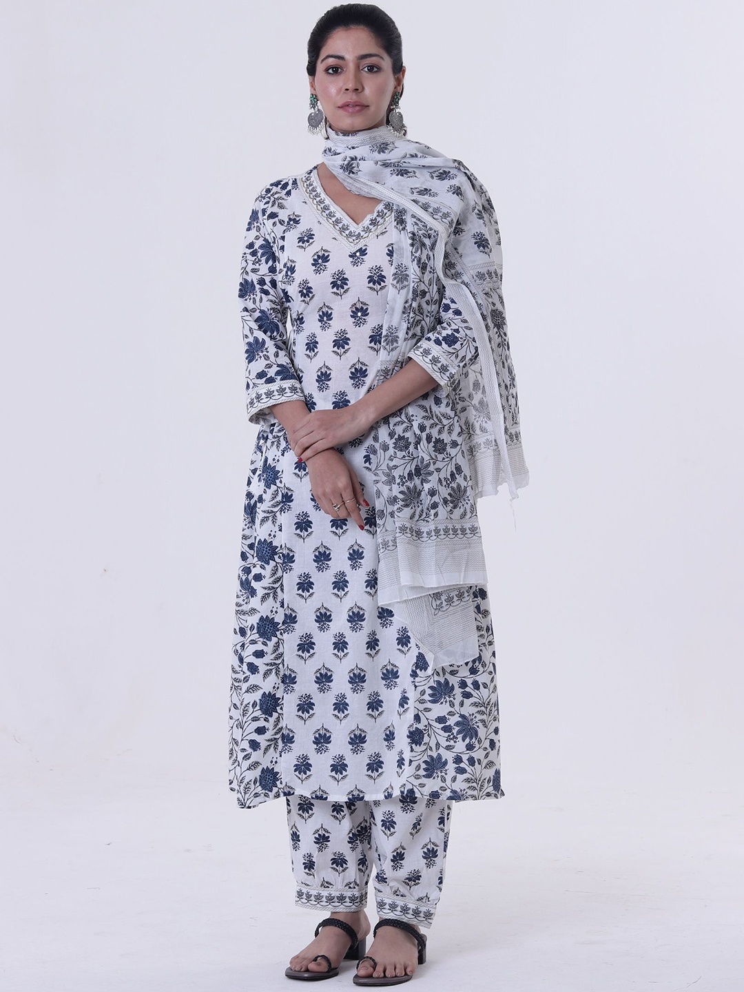 

TJORI Floral Printed Regular Pure Cotton Thread Work Kurta with Trousers & Dupatta, Blue