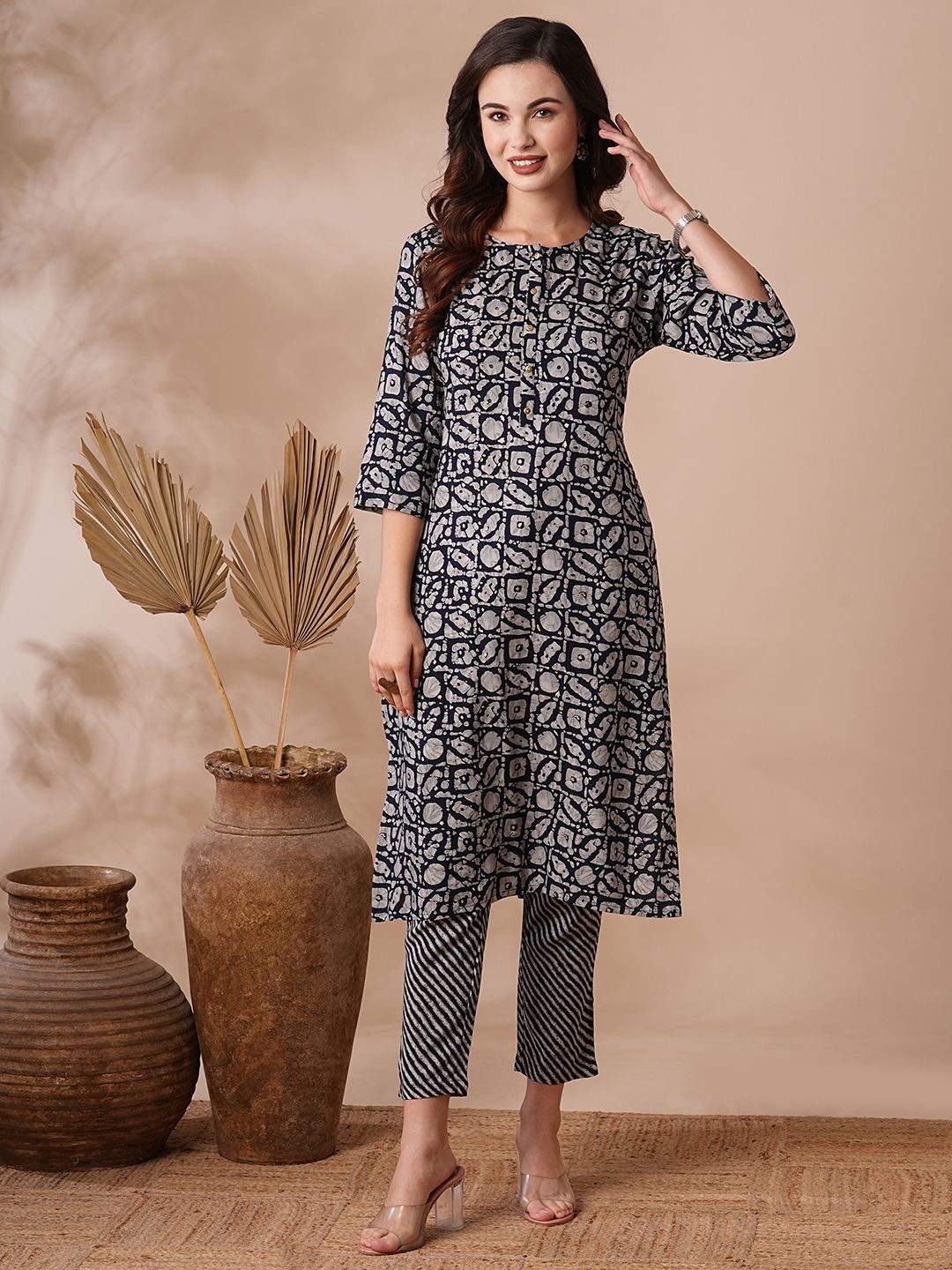 

FASHOR Geometric Printed Round Neck Straight Kurta with Trousers, Black