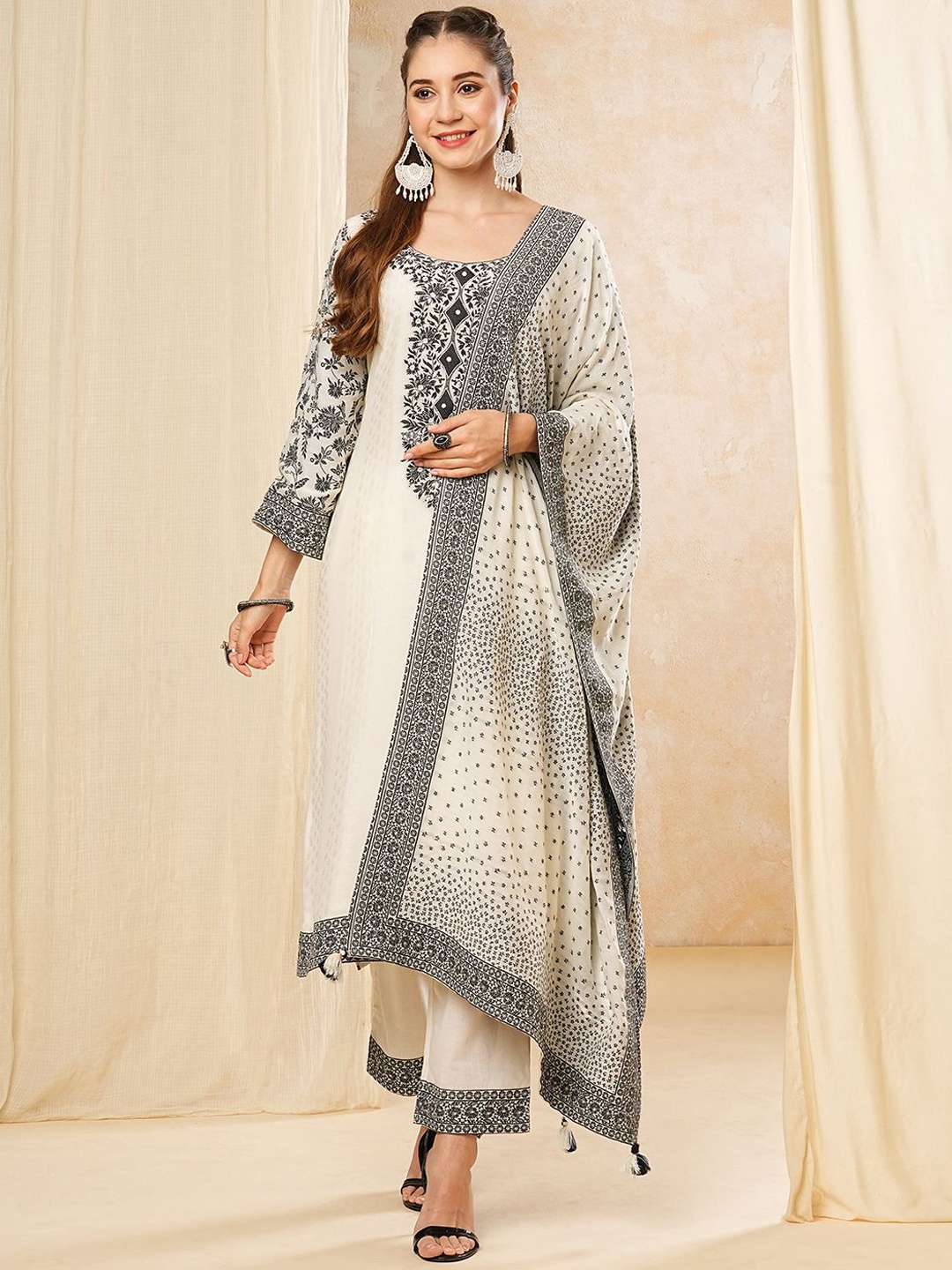 

FASHOR Floral Printed Round Neck Regular Straight Kurta With Trousers & Dupatta, Off white
