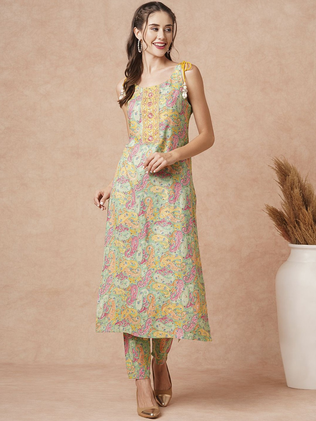 

FASHOR Paisley Printed Round Neck Regular Straight Kurta With Trousers, Green