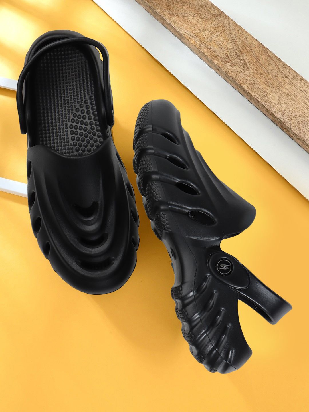 

HRX by Hrithik Roshan Men Black Clogs