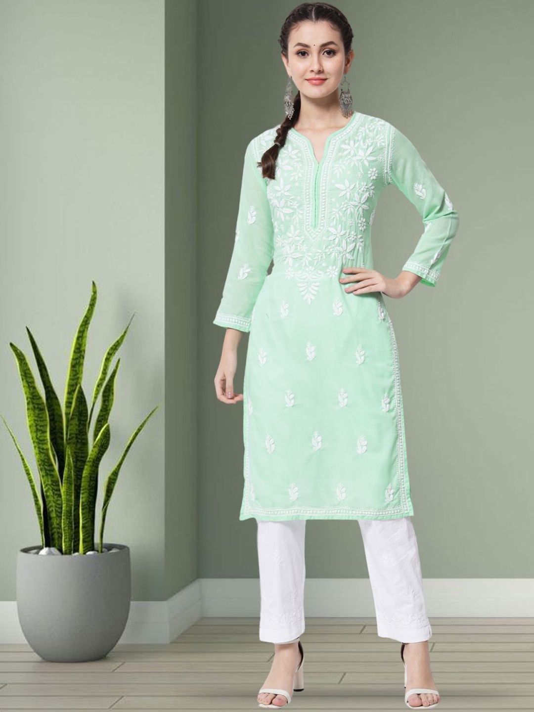 

PARAMOUNT CHIKAN Floral Embroidered Lucknowi Chikankari Cotton Straight Kurta, Green