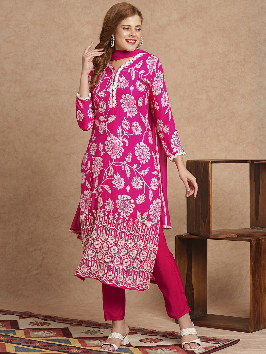 

FASHOR Floral Printed Regular Straight Kurta wWith Trousers & Dupatta, Fuchsia