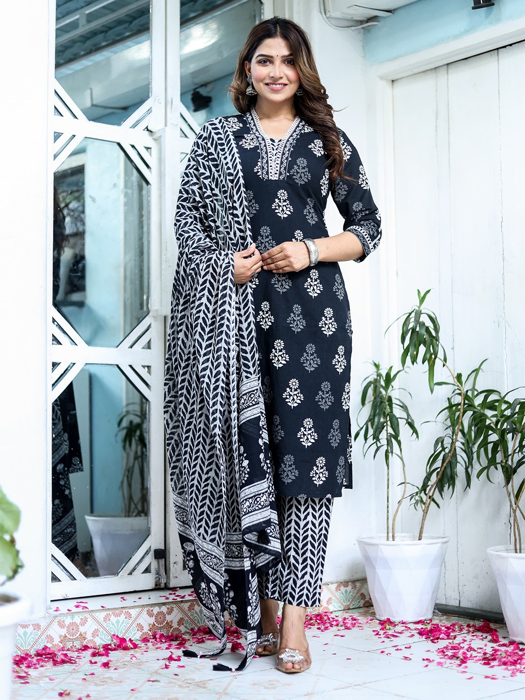 

Chandbaali Floral Printed V-Neck Regular Kurta With Trousers & Dupatta, Black