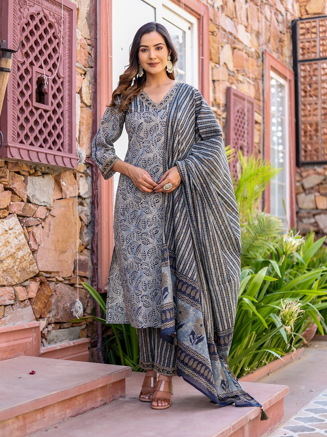 

Chandbaali Floral Printed Regular Sequinned Kurta With Trousers & Dupatta, Grey