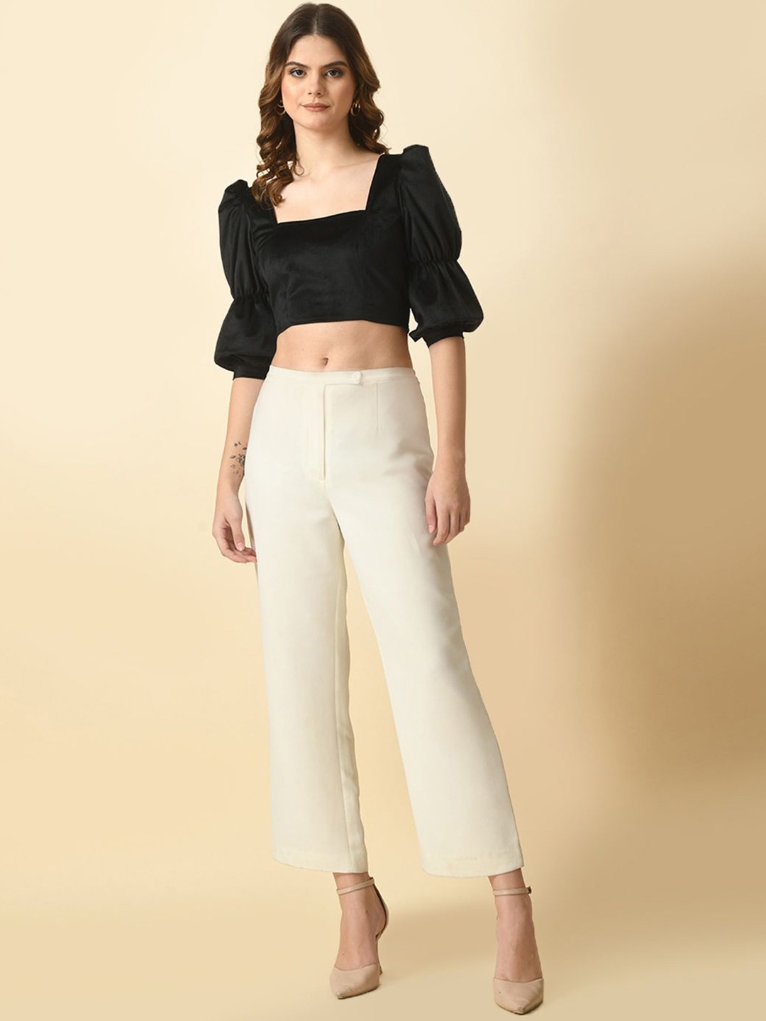

Tushita Sweetheart Neck Puff Sleeve Velvet Crop Top, Black