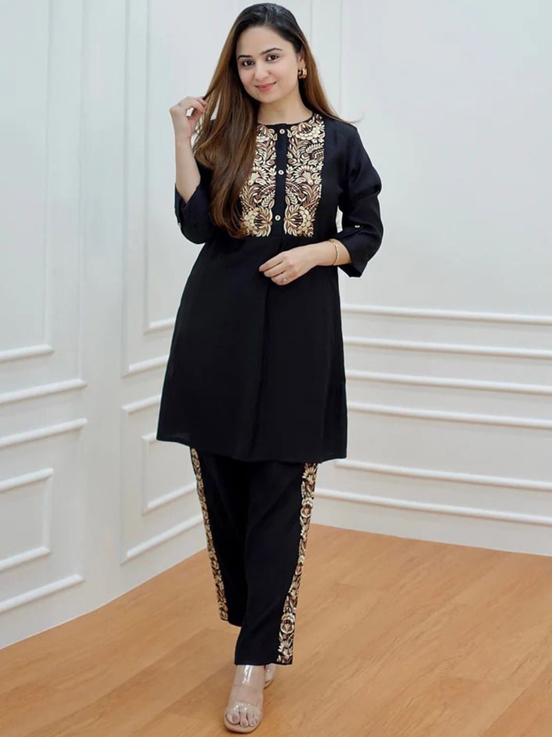 

Misti Exim Floral Embroidered Regular Thread Work Kurta with Trousers, Black