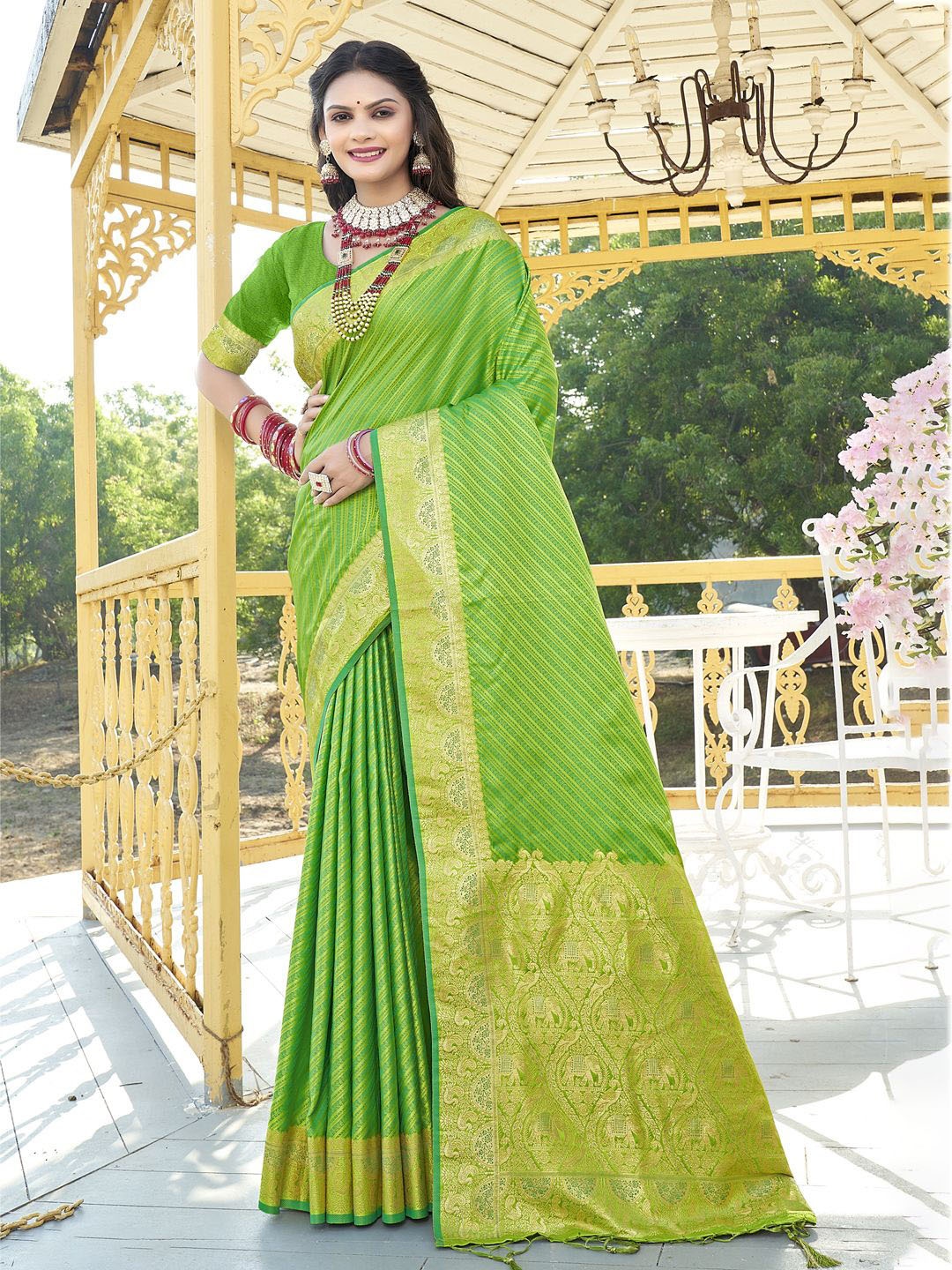 

SANGAM PRINTS Woven Design Zari Saree, Green