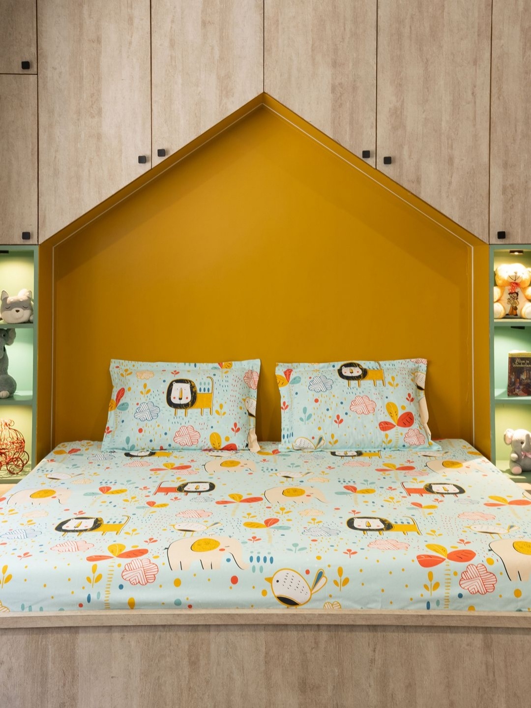 

URBAN SPACE Blue & Yellow Printed 200 TC Cotton King Bedsheet with 2 Pillow Covers