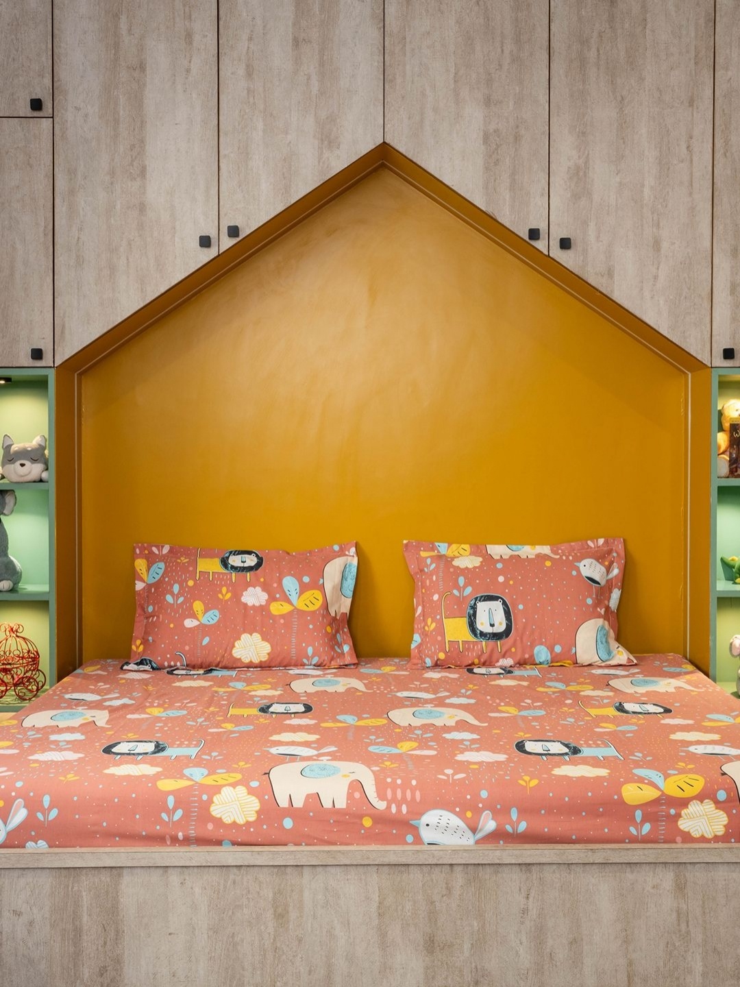 

URBAN SPACE Orange & Blue Printed 200 TC Cotton King Bedsheet with 2 Pillow Covers