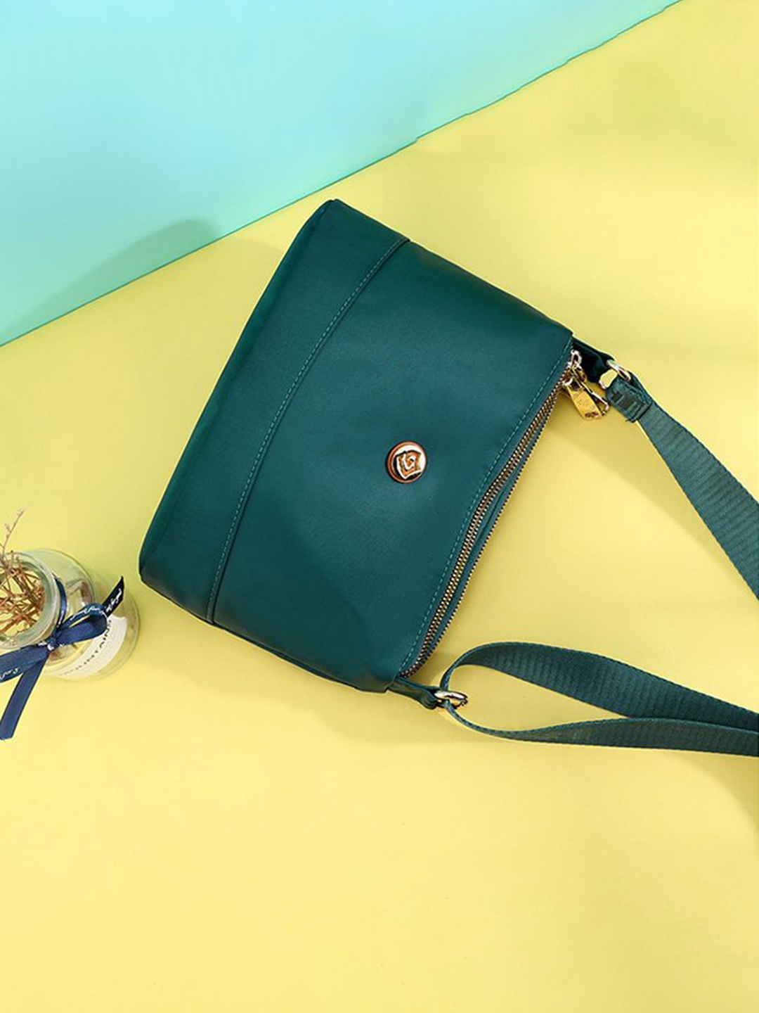 

Diva Dale Women Solid Swagger Hobo Bag with Tasselled, Green