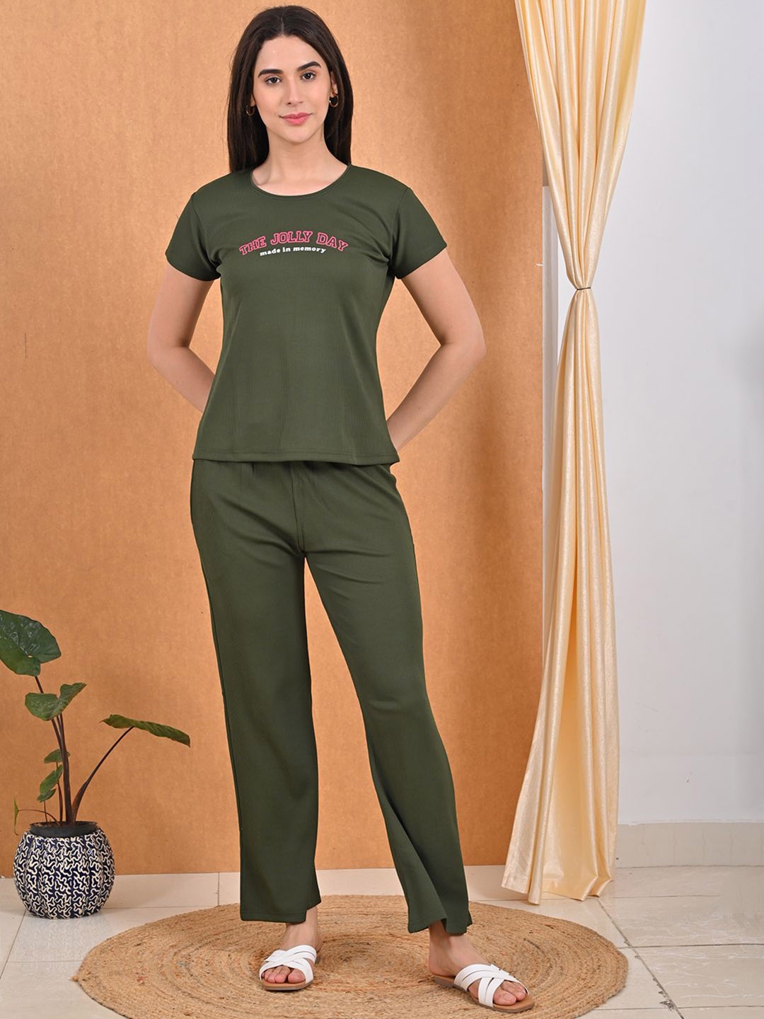 

GOLDSTROMS Round Neck T-Shirt & Pyjamas, Olive
