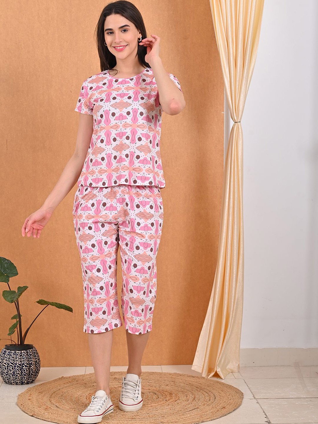 

GOLDSTROMS Geometric Printed Round Neck T-Shirt & Capris, Pink