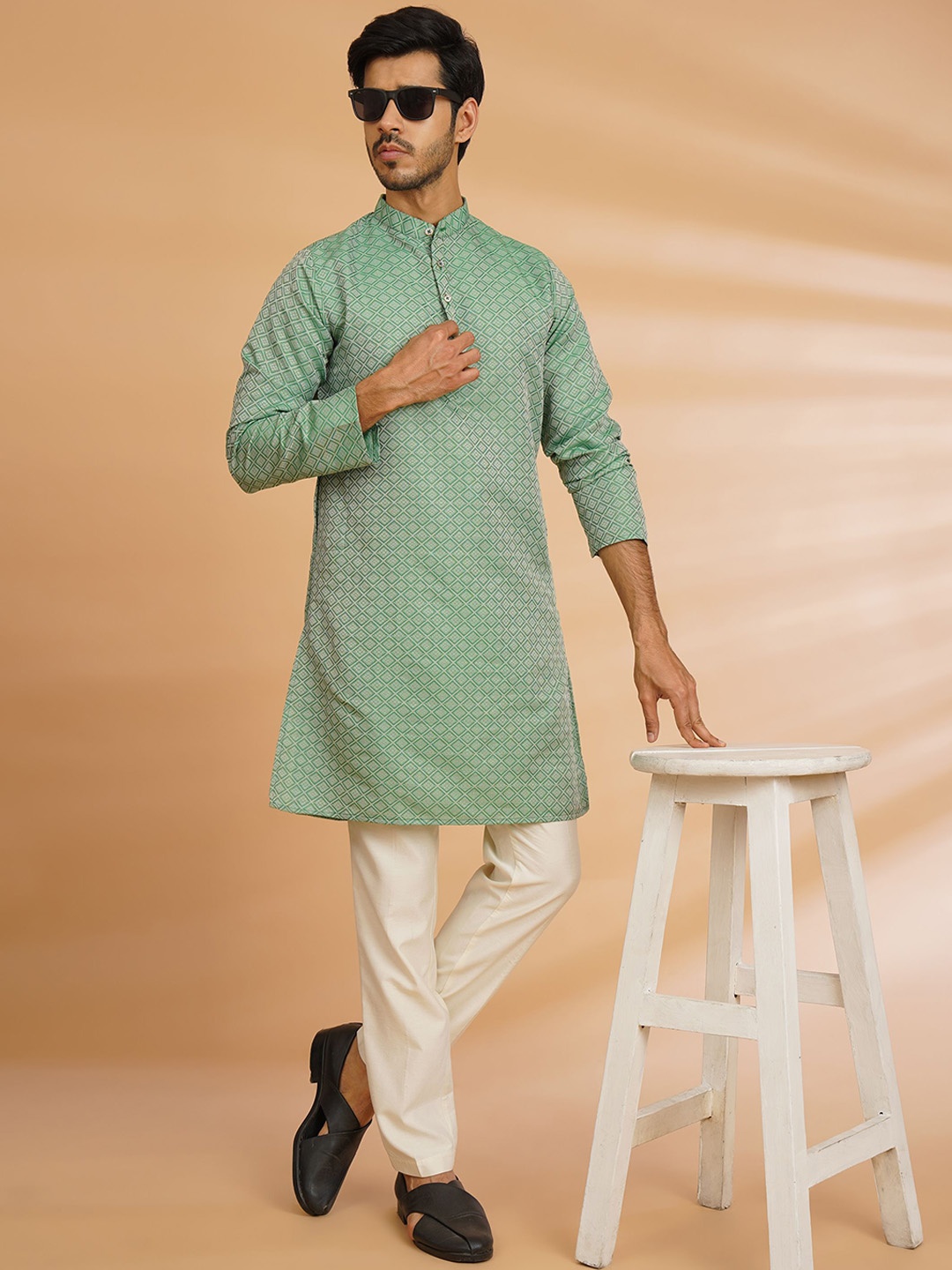 

Shiv Leela Geometric Woven Design Mandarin Collar Jacquard Cotton Straight Kurta, Green