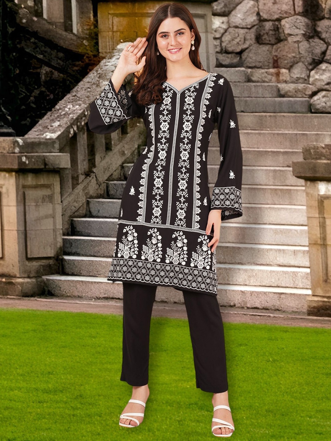 

Growish Embroidered Straight Kurta With Trousers Set, Black