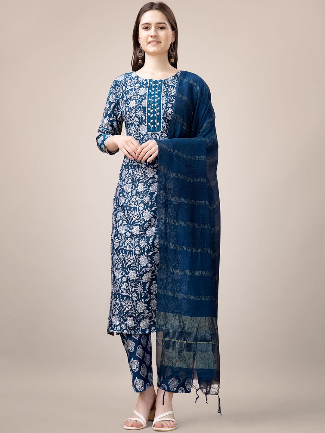 

Rujave Floral Embroidered Regular Straight Kurta With Trousers & Dupatta, Sea green