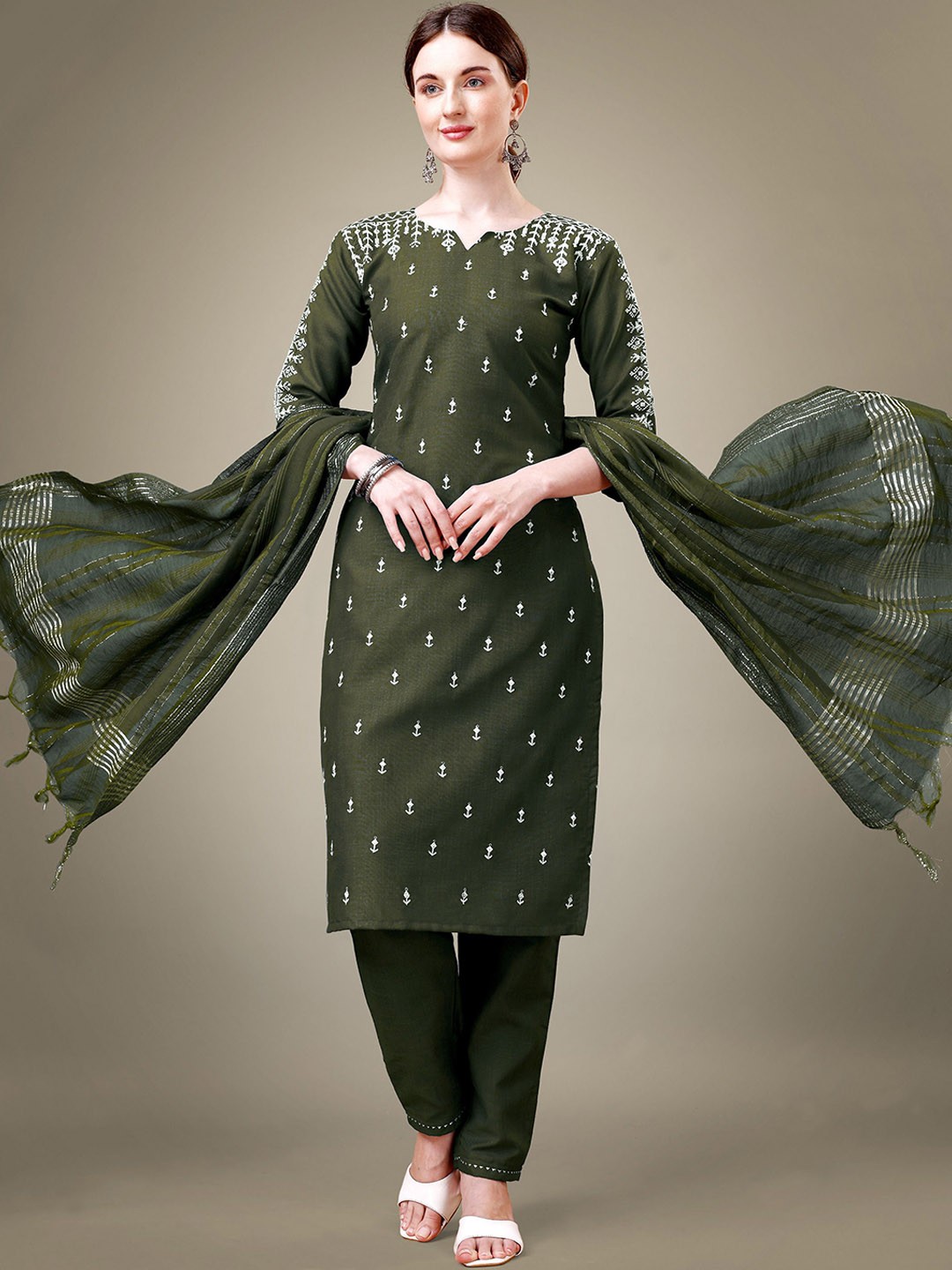 

Rujave Floral Embroidered Regular Straight Kurta With Trouser & Dupatta, Green