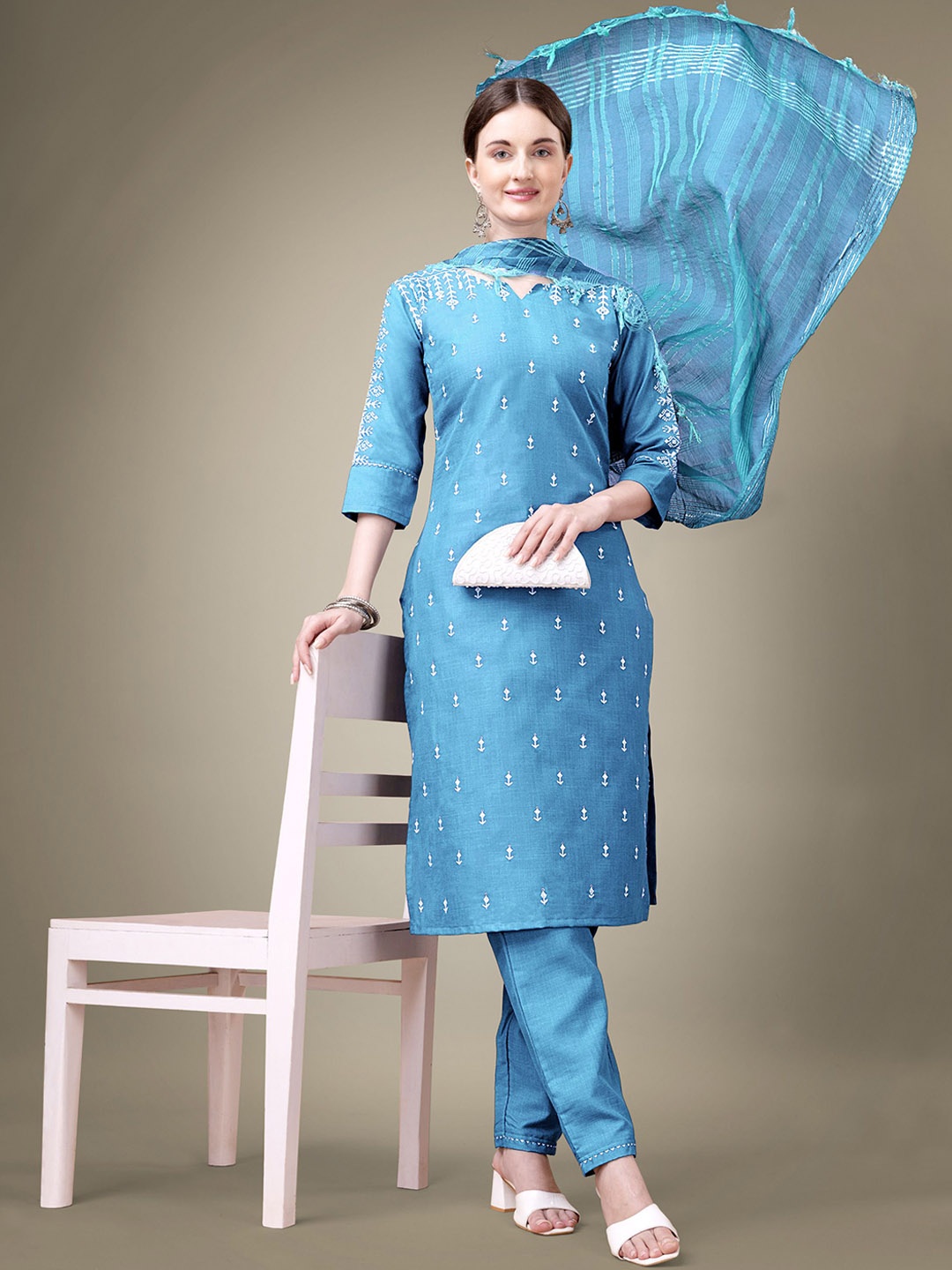 

Rujave Floral Embroidered Regular Straight Kurta With Trouser & Dupatta, Blue