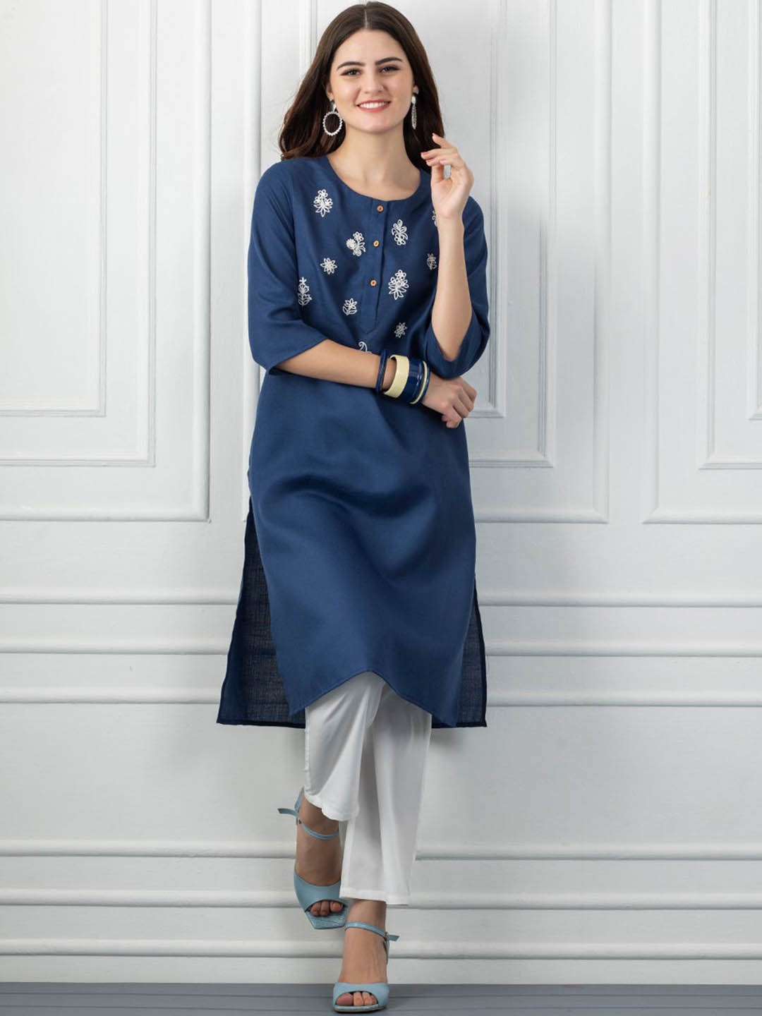 SHAYE Floral Embroidered Thread Work Straight Kurta, Navy blue