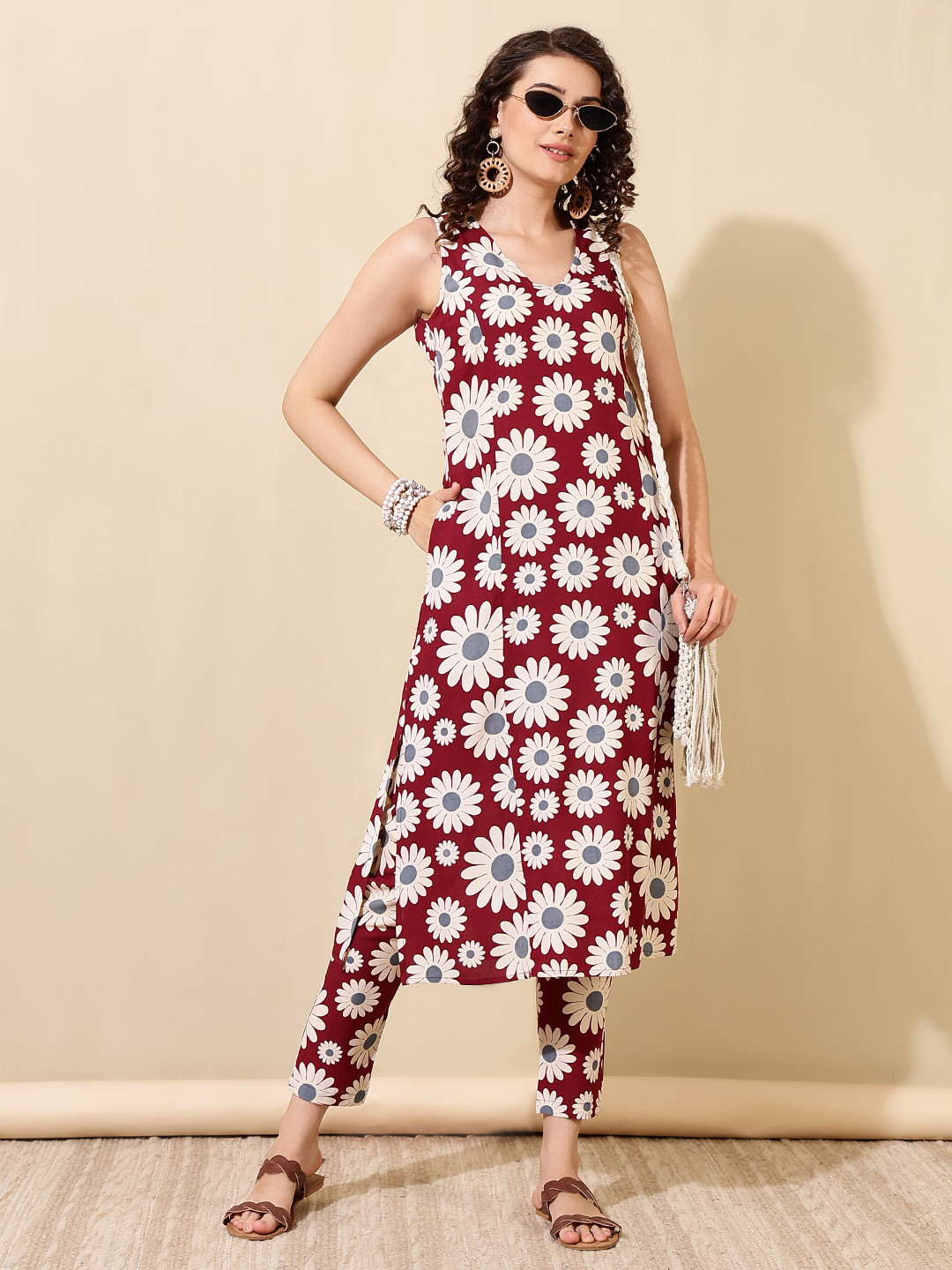 

DAEVISH Floral Printed Regular Kurta with Trousers, Maroon