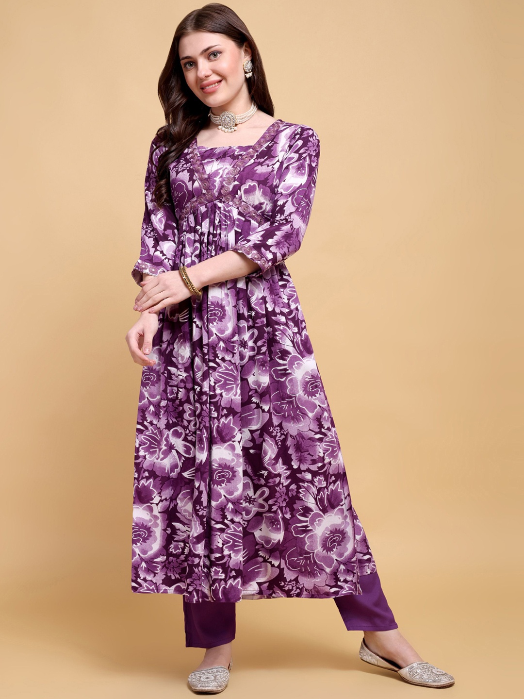 

JAFFRY EMBROIDERY Floral Printed Thread Work Straight Kurta with Trousers, Purple