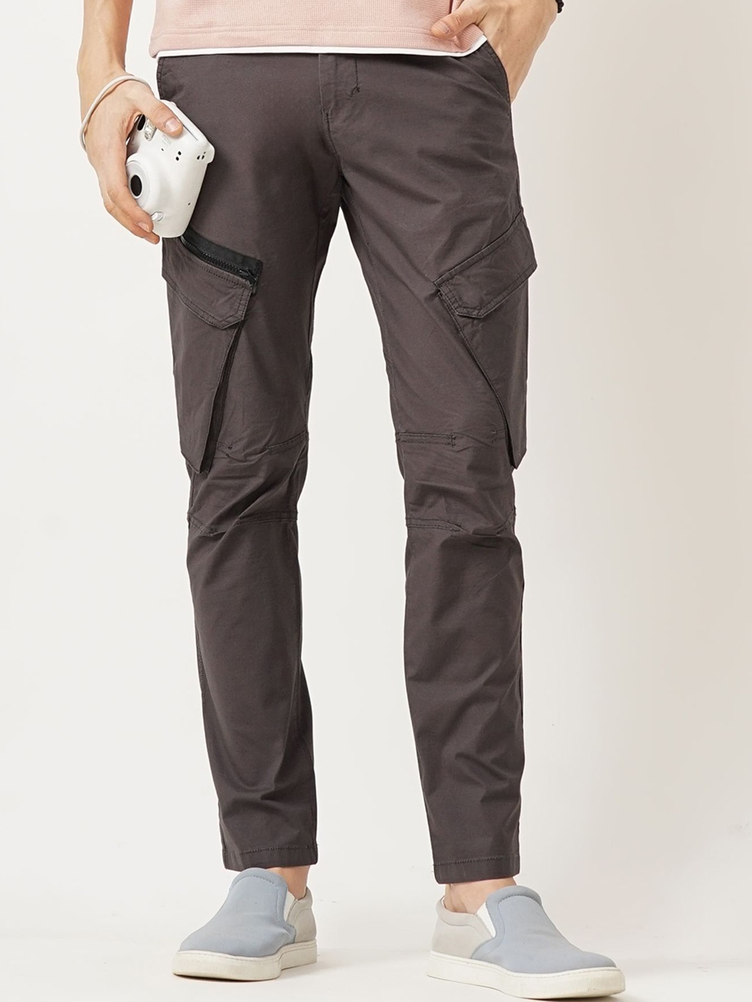 

British Club Men Slim Fit Low-Rise Cargos, Charcoal