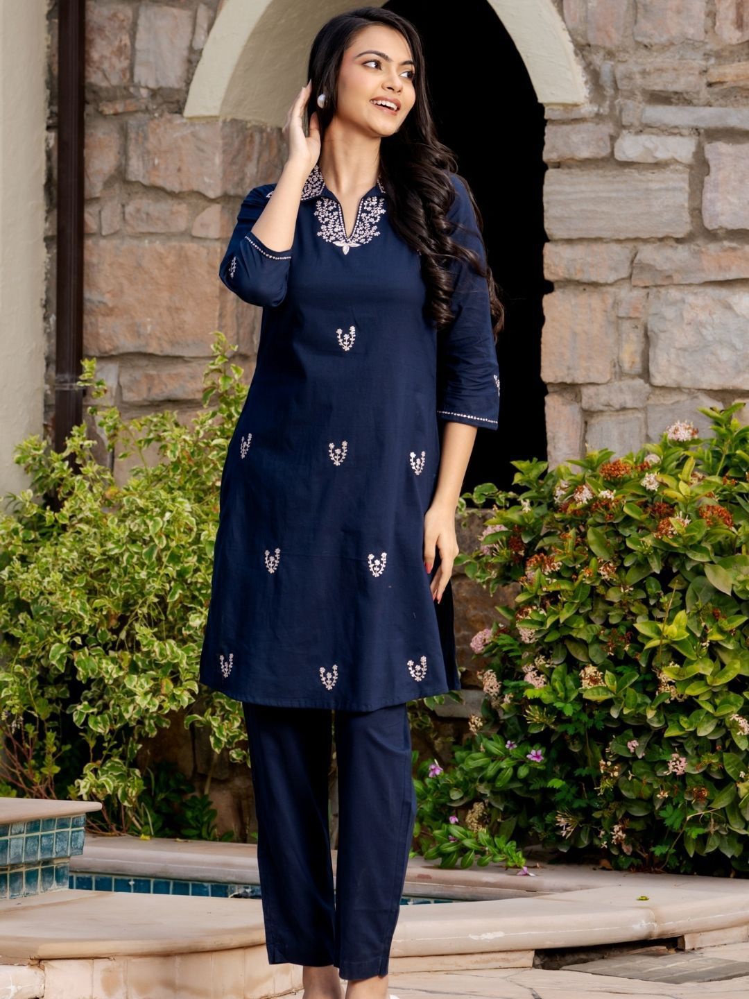 

HOUSE OF JAMOTI Floral Embroidered Regular Thread Work Pure Cotton Kurta with Trousers, Navy blue