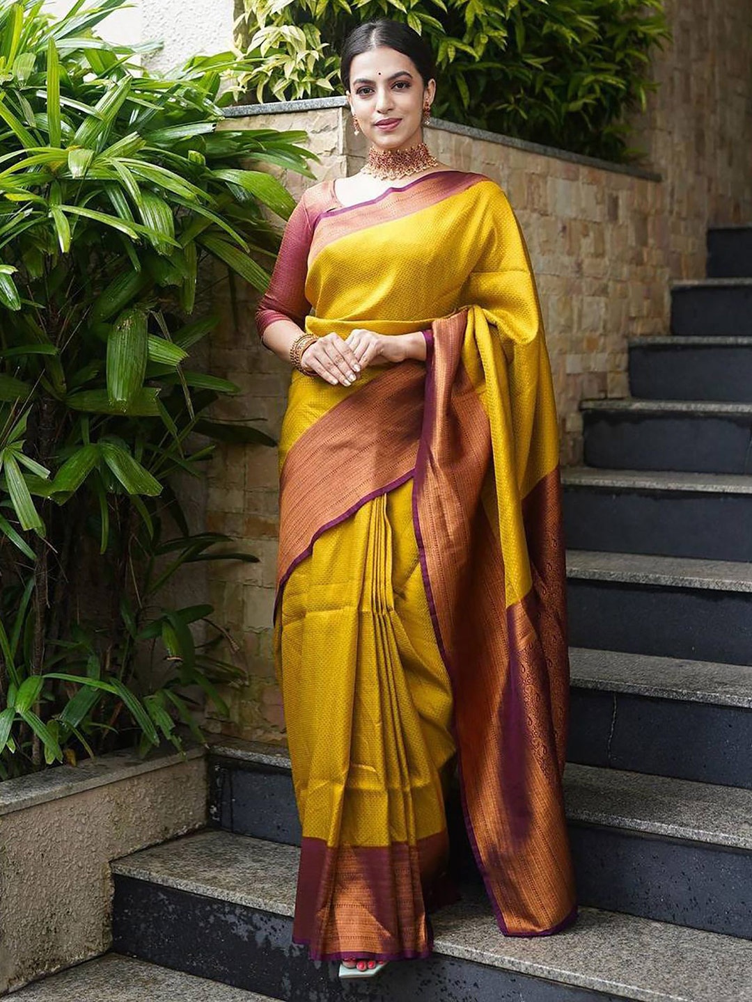 

BerMondsey Woven Design Banarasi Saree, Yellow