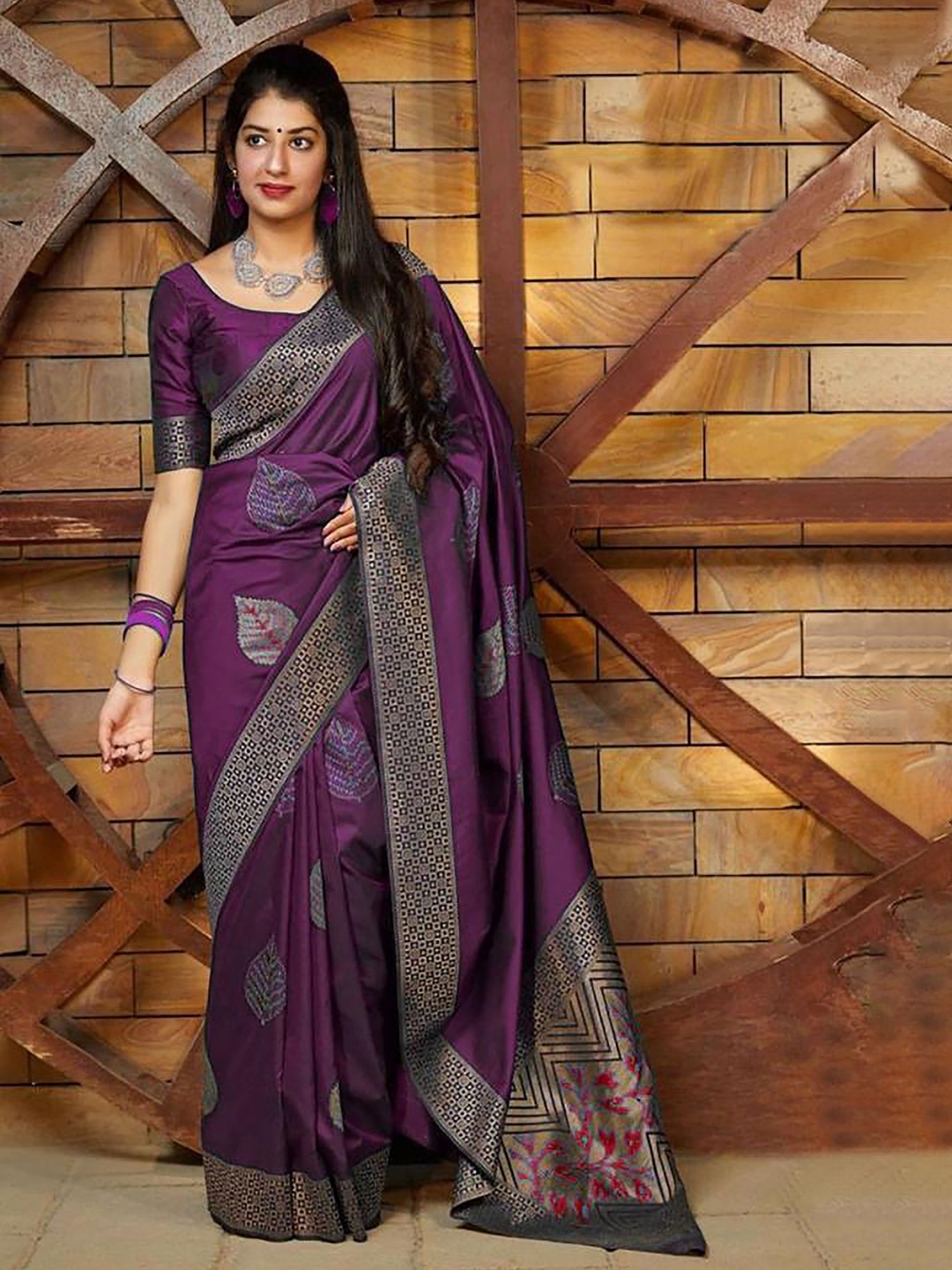 

BerMondsey Ethnic Motif Zari Woven Saree With Blouse, Purple