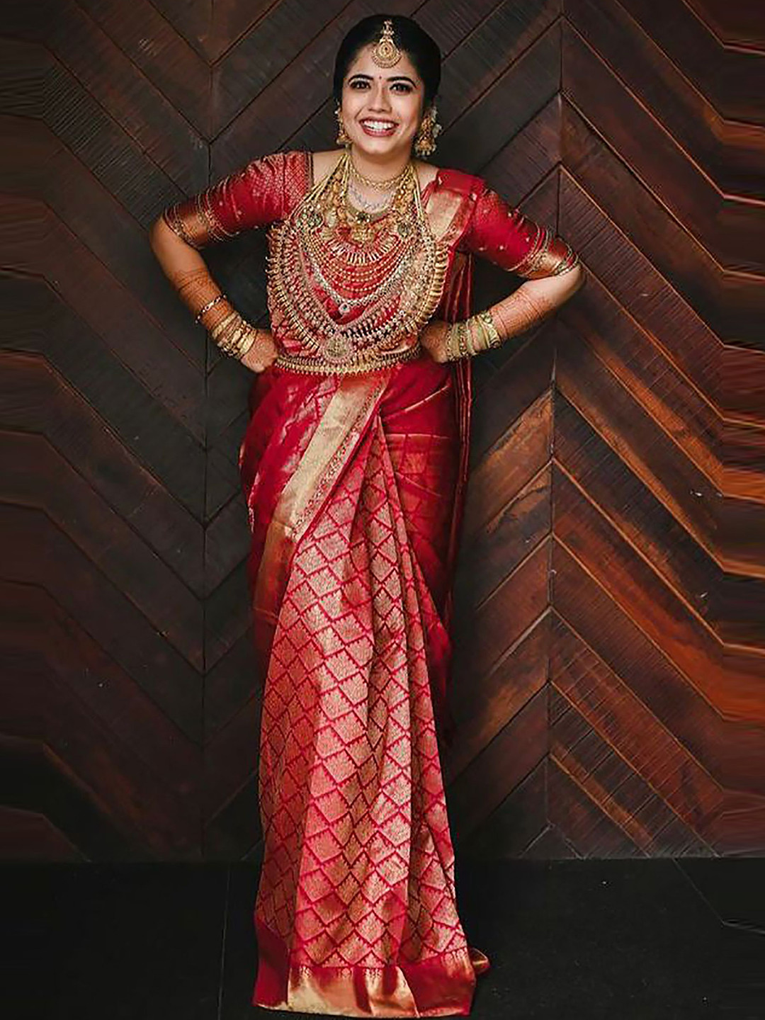 

BerMondsey Ethnic Motif Zari Woven Banarasi Saree, Red