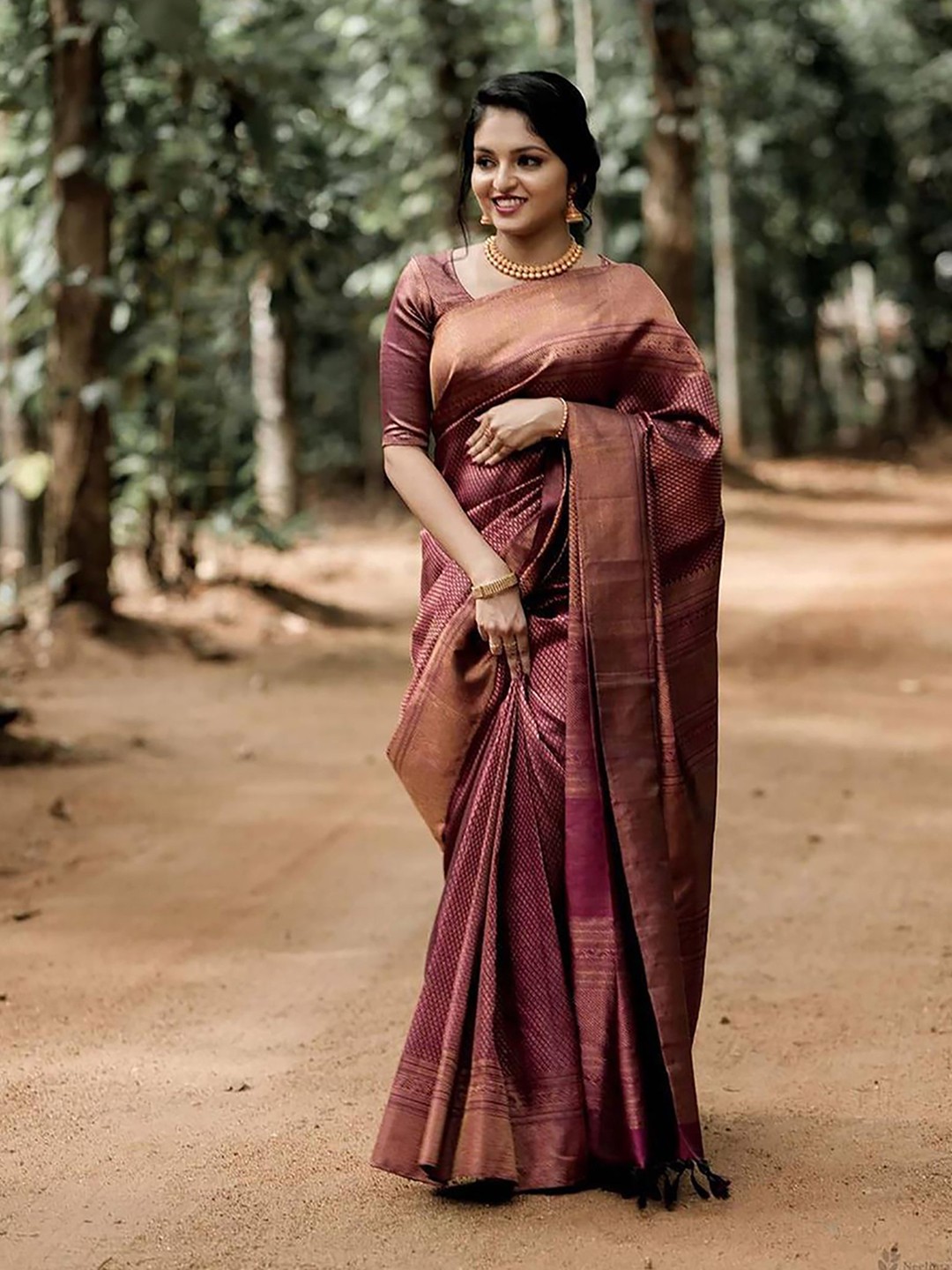

BerMondsey Woven Design Zari Banarasi Saree, Maroon