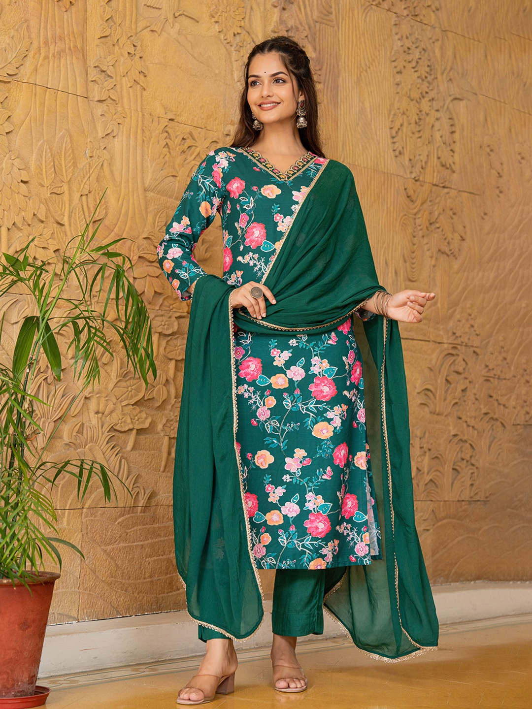 

AHIKA Floral Printed V-Neck Straight Kurta With Trousers & Dupatta, Green