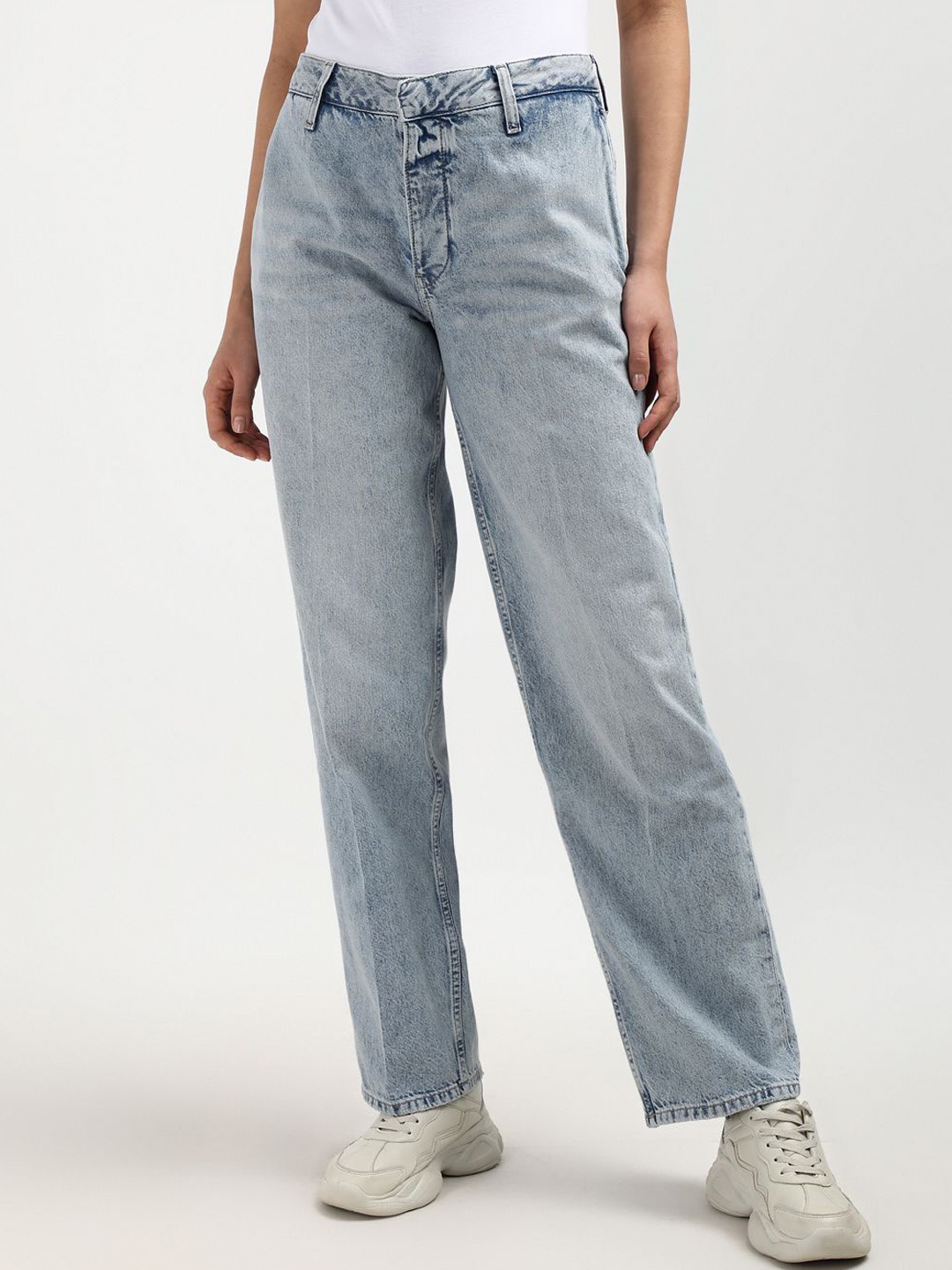 

Calvin Klein Jeans Women Straight Fit Mid Rise Cotton Clean Look Jeans, Blue