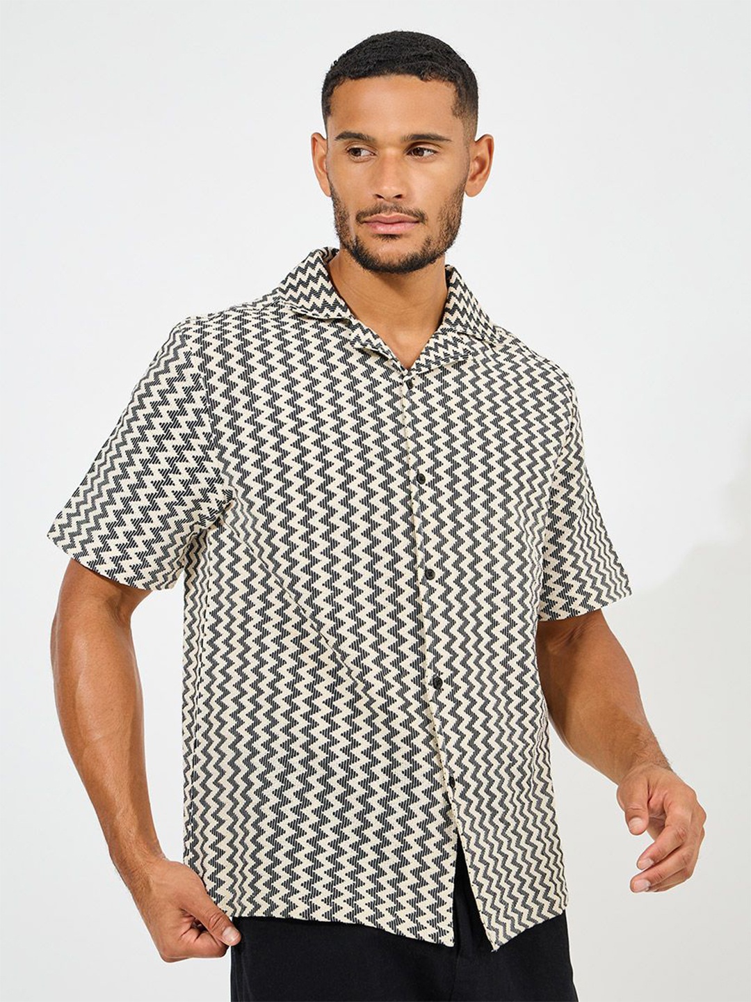 

Styli Men Jacquard Geo Pattern Relaxed Shirt, Black
