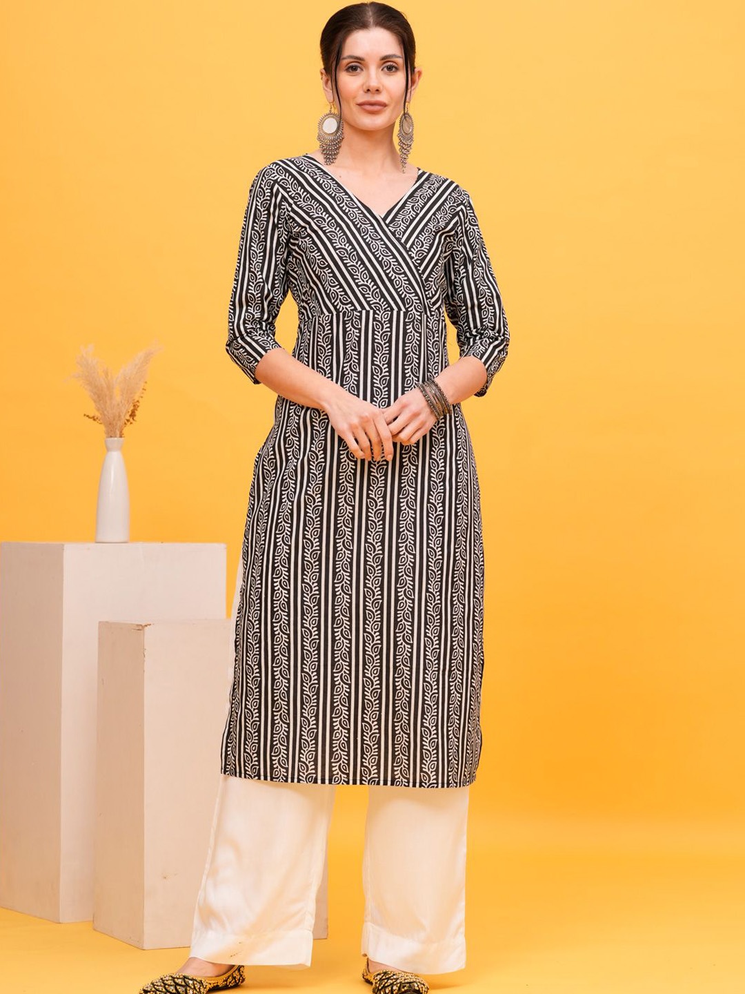 

SHIONS Geometric Printed V Neck Cotton Straight Kurta, Black