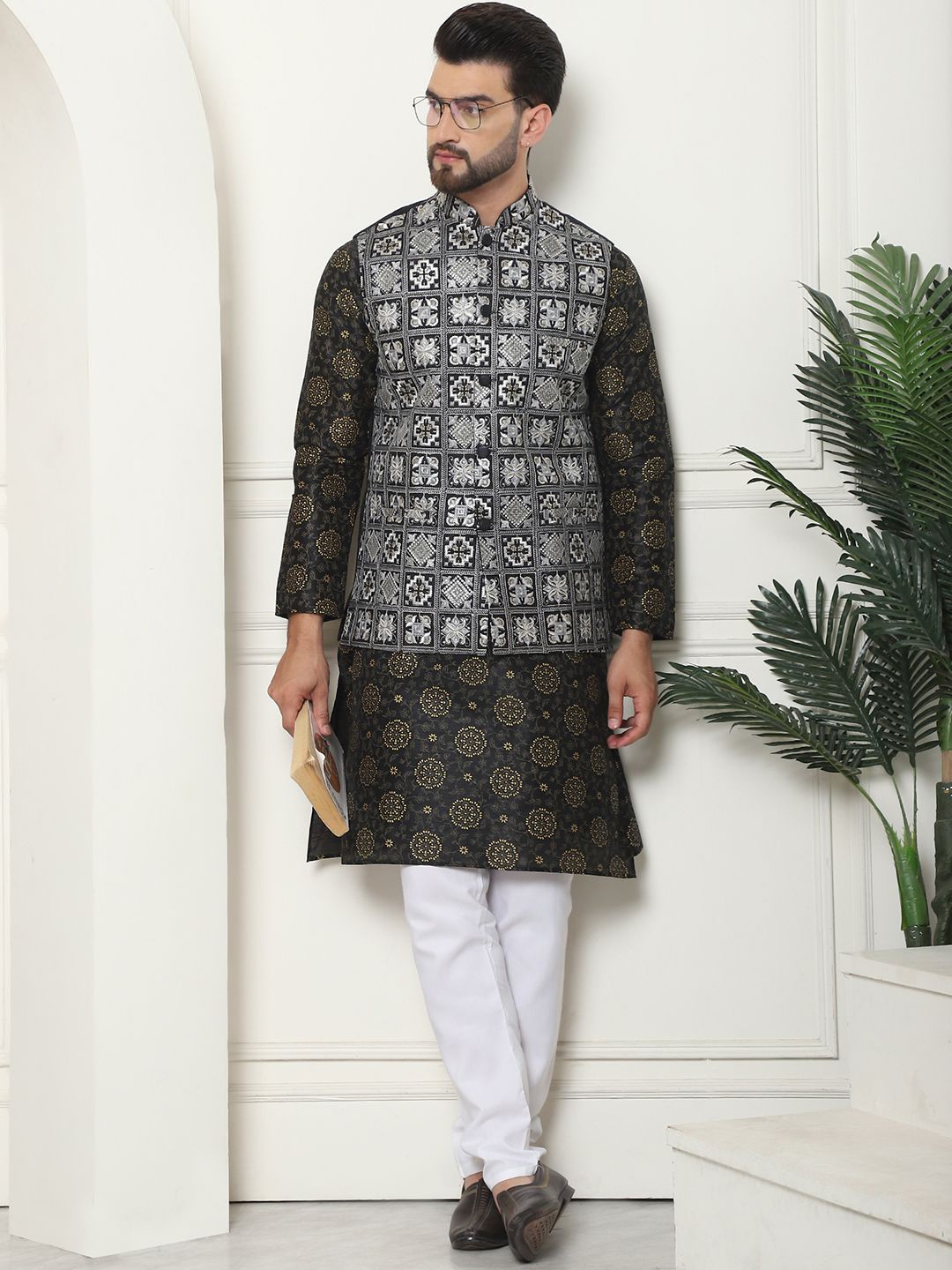 

SOJANYA Floral Printed Regular Kurta with Churidar, Black