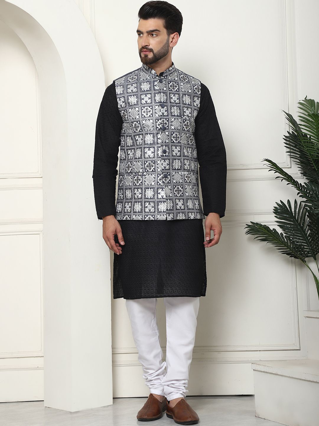 

SOJANYA Embroidered Regular Pure Cotton Straight Kurta with Churidar, Black