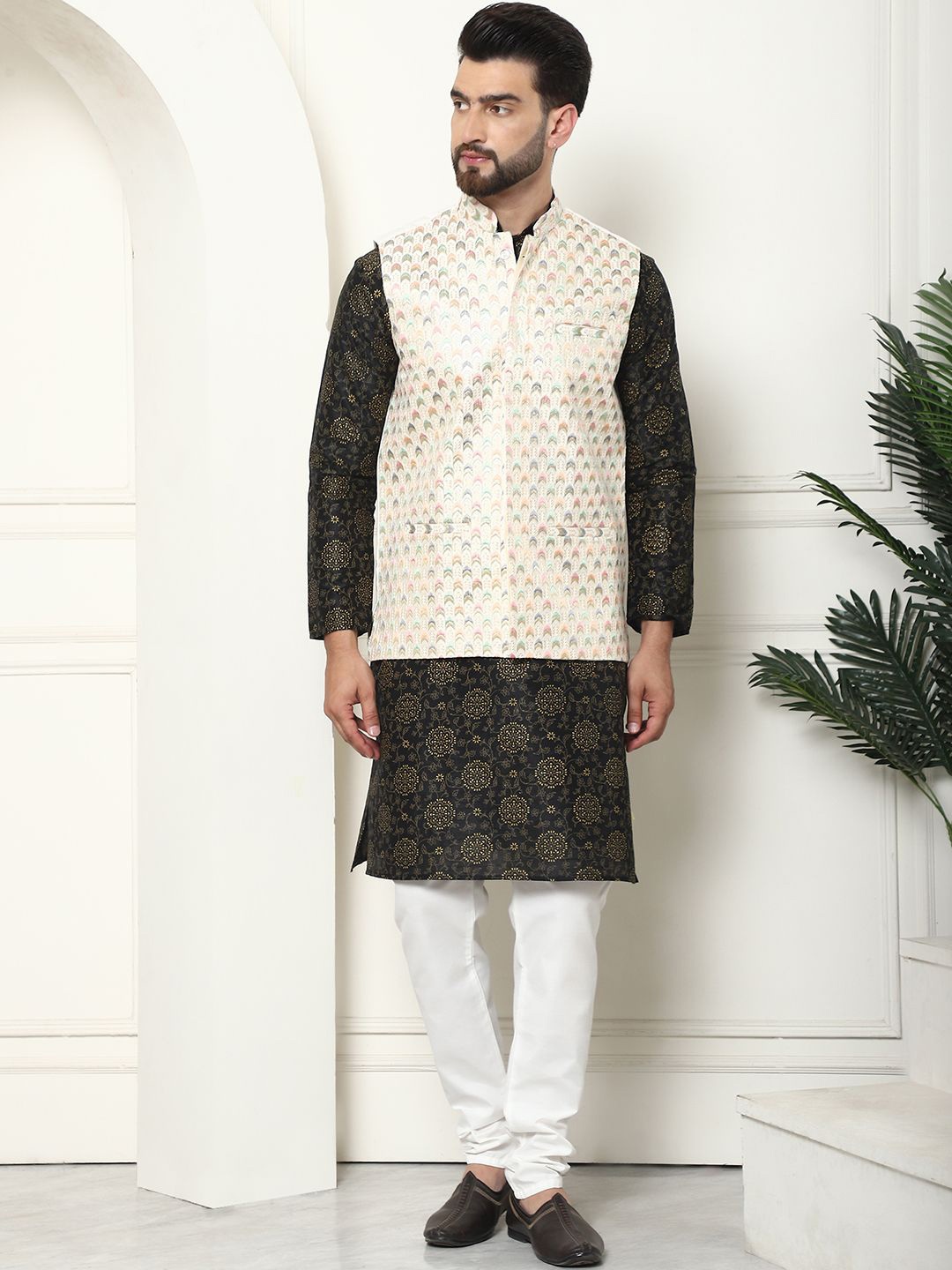 

SOJANYA Men Floral Printed Regular Kurta with Churidar, Black