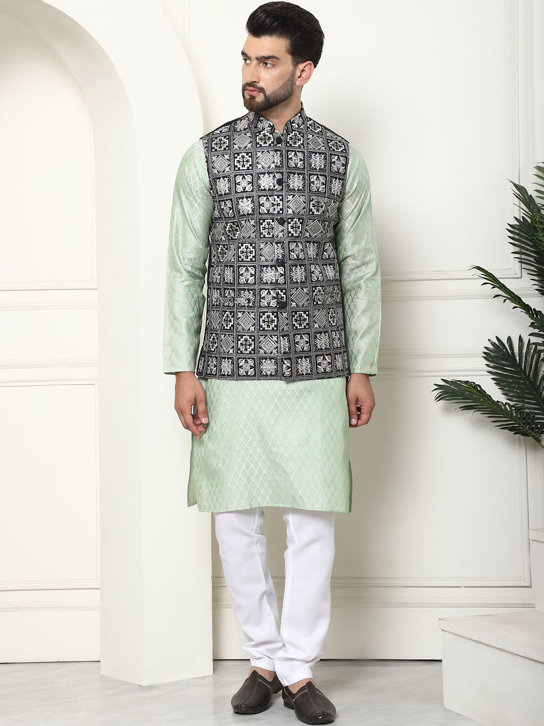 

SOJANYA Men Regular Thread Work Kurta with Churidar, Green