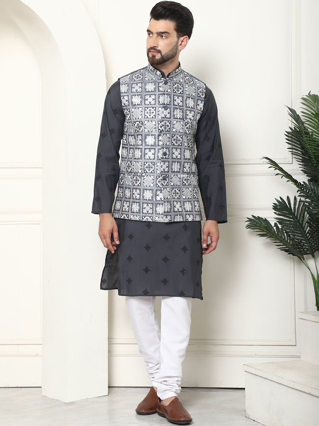 

SOJANYA Ethnic Motifs Embroidered Regular Thread Work Straight Kurta with Churidar, Grey