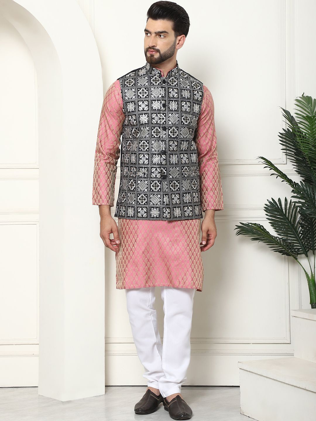 

SOJANYA Men Regular Kurta with Churidar, Pink