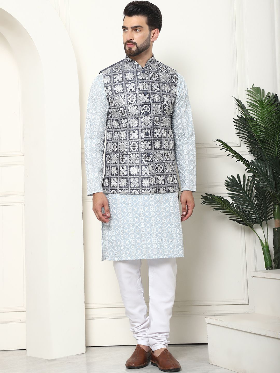 

SOJANYA Men Embroidered Regular Thread Work Pure Cotton Kurta with Churidar, Grey