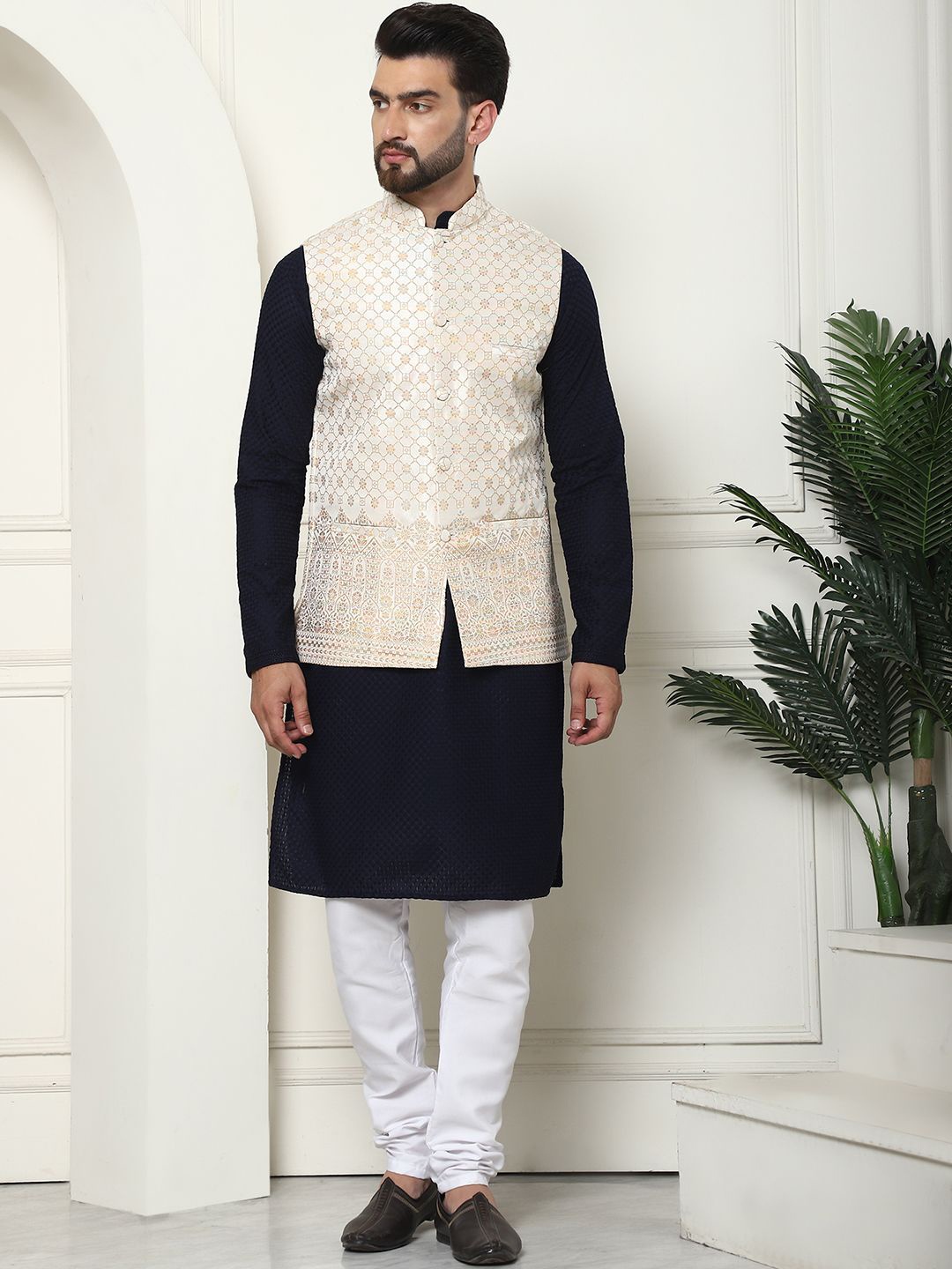 

SOJANYA Checked Embroidered Thread Work Pure Cotton Kurta with Pyjama & Nehru Jacket, Navy blue