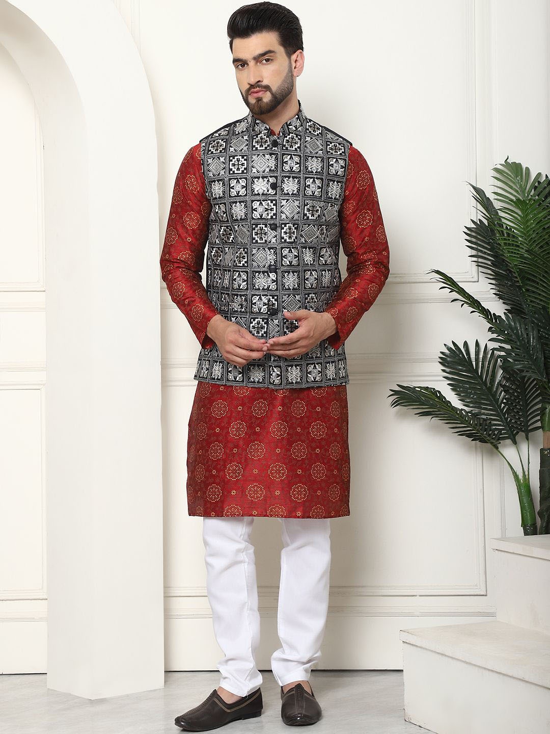 

SOJANYA Men Paisley Printed Regular Kurta with Churidar, Maroon