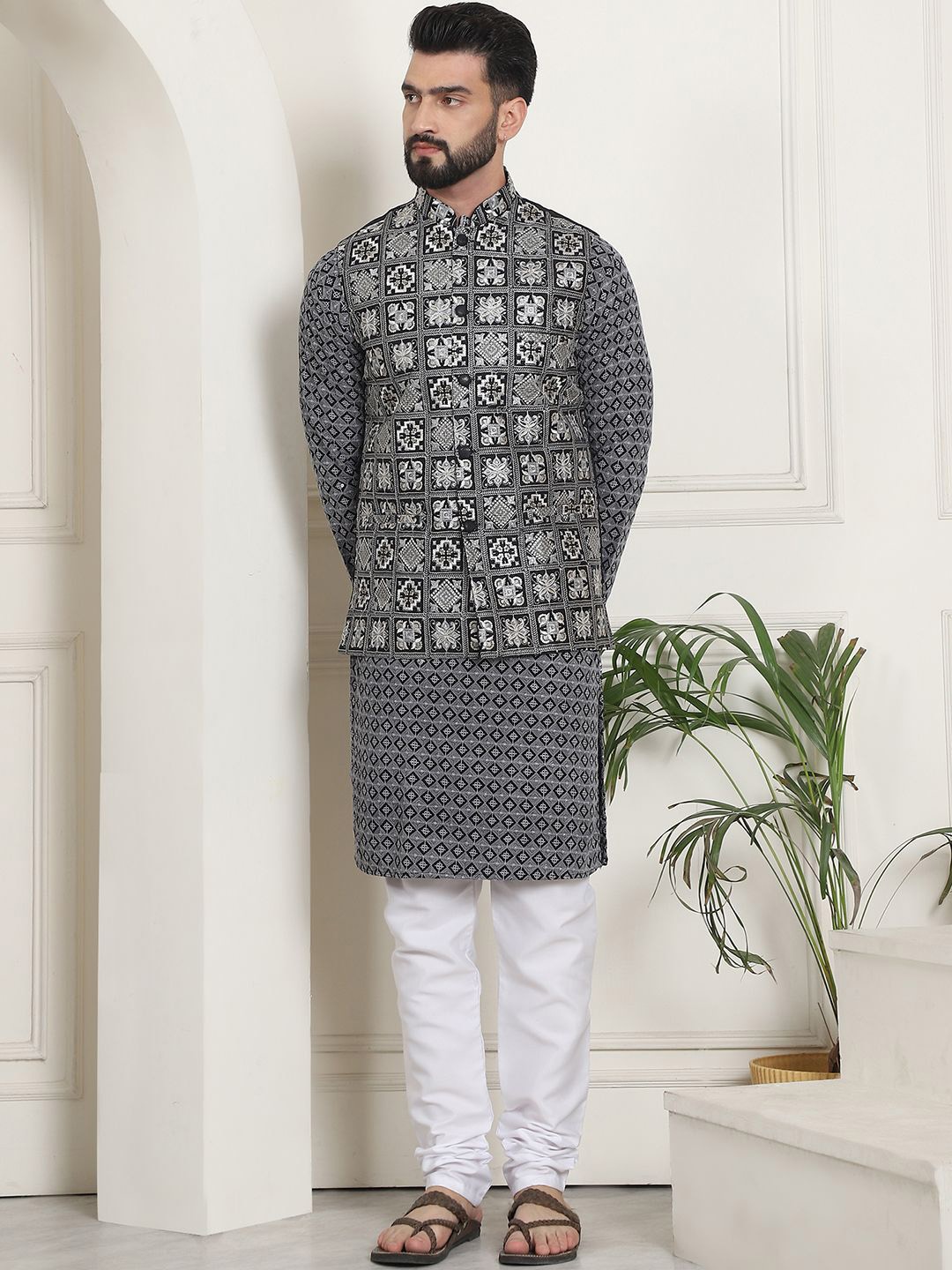 

SOJANYA Men Ethnic Motifs Embroidered Regular Pure Cotton Kurta with Churidar, Grey