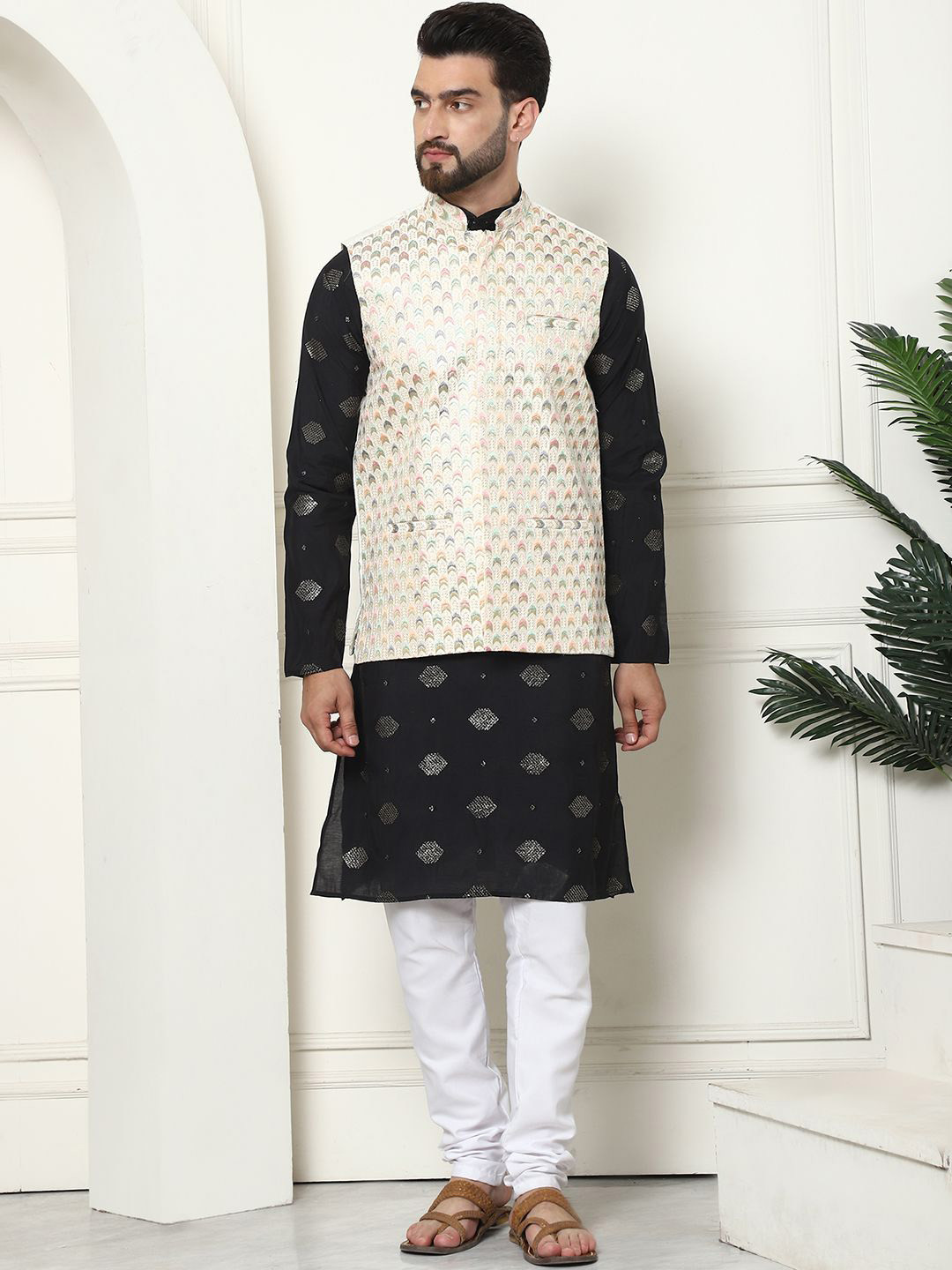 

SOJANYA Men Embroidered Regular Kurta with Churidar, Black