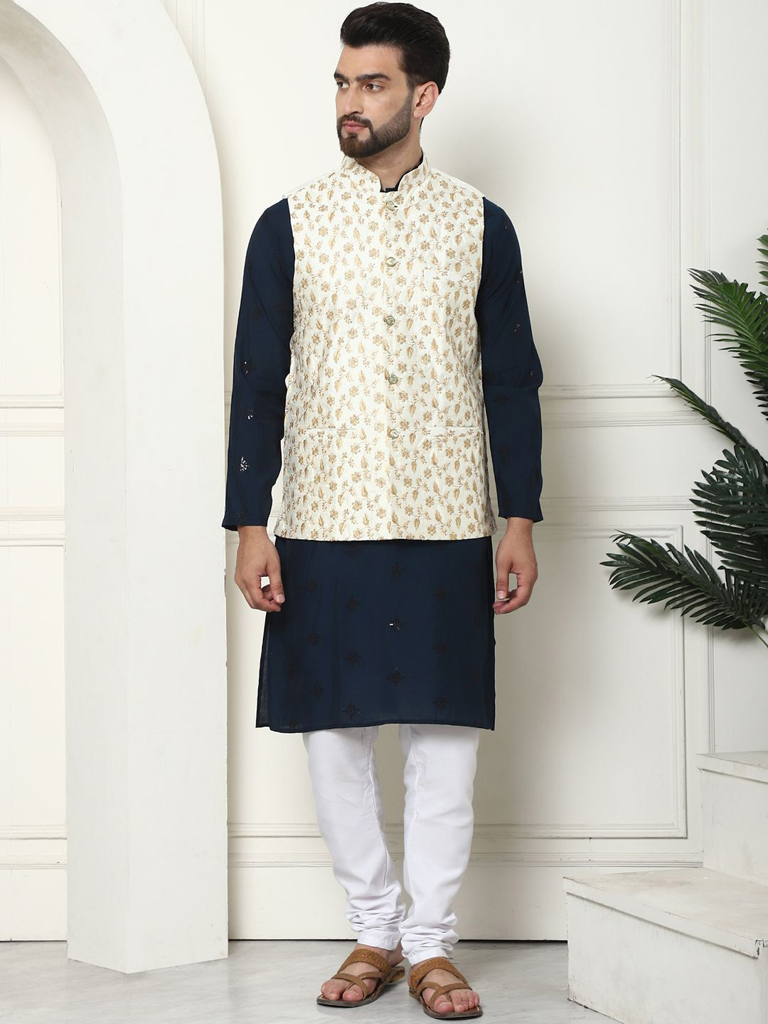 

SOJANYA Men Ethnic Motifs Embroidered Regular Thread Work Kurta with Churidar, Teal