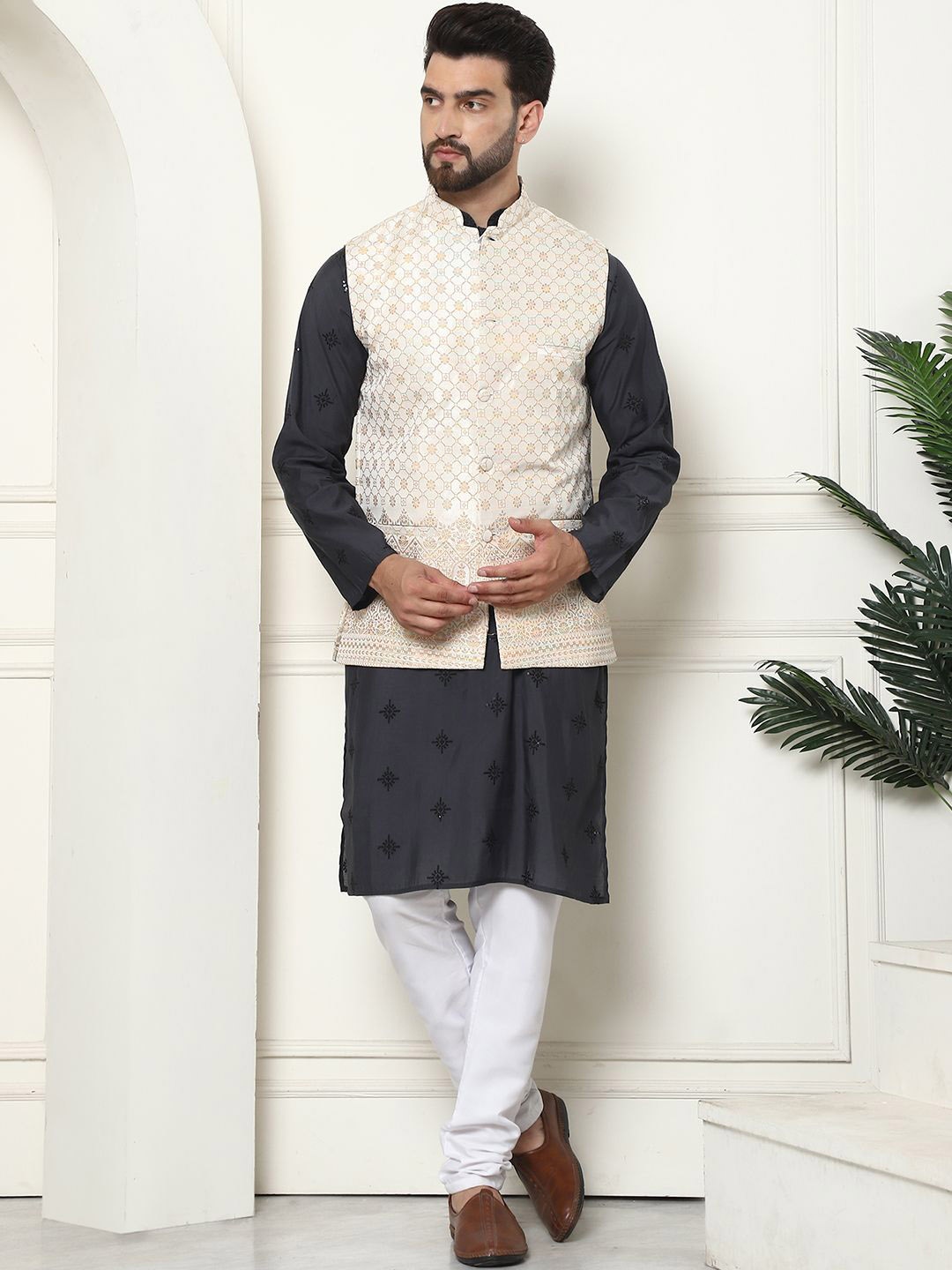 

SOJANYA Men Floral Embroidered Regular Kurta with Churidar, Grey